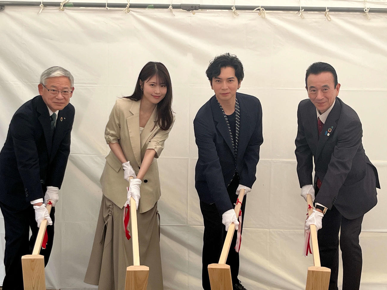「三方ヶ原の戦いの記念碑」建立に向けた鍬入れ式に参加した、左から家康プロジェクト推進協議会の斉藤薫会長、有村架純、松本潤、浜松市の鈴木康友市長