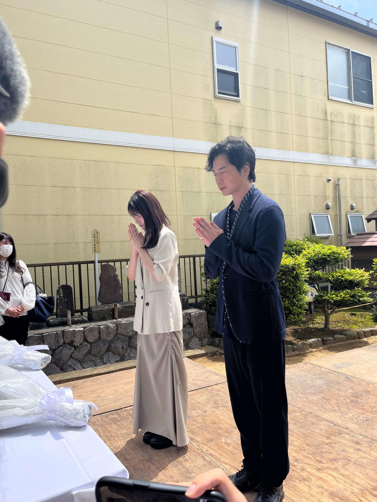 浜松市を訪れ、三方ヶ原の戦い戦没者慰霊を行った有村架純（左）と松本潤