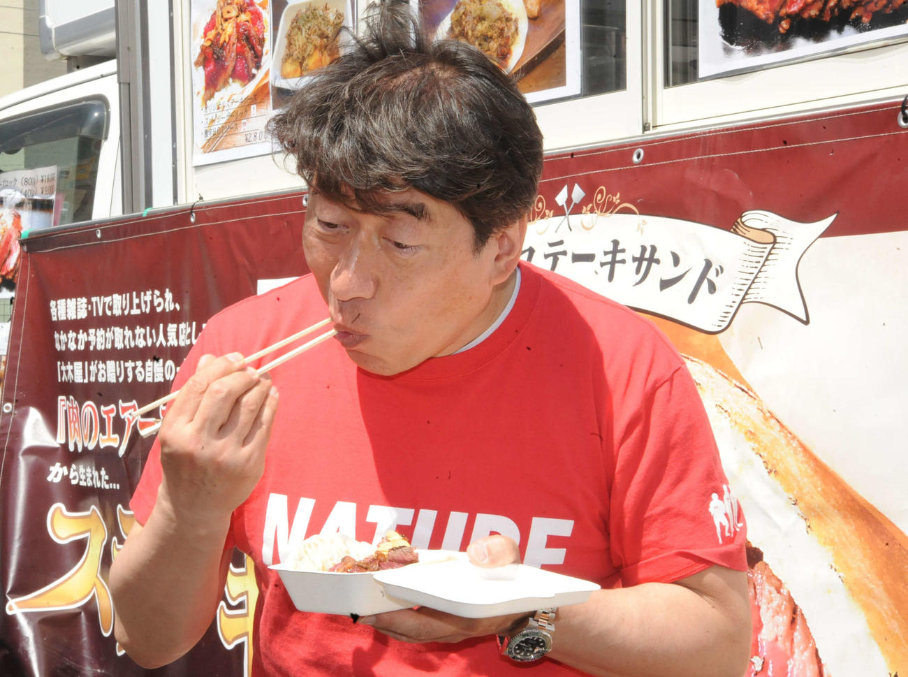 肉の祭典イベント「寺門ジモンのミートステーション“LOVEハート大塚”」オープン前に肉を試食するダチョウ倶楽部の寺門ジモン（撮影・松尾幸之介）