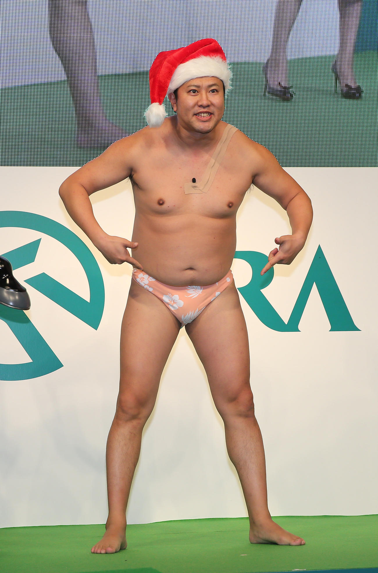 イベントで「安心して下さい。はいてますよ」と盛り上げるとにかく明るい安村（2015年12月撮影）