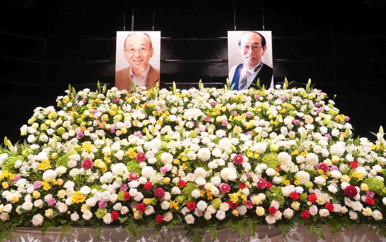 大塚洋さんと志賀廣太郎さんの「お別れの会」祭壇（撮影・佐藤成）