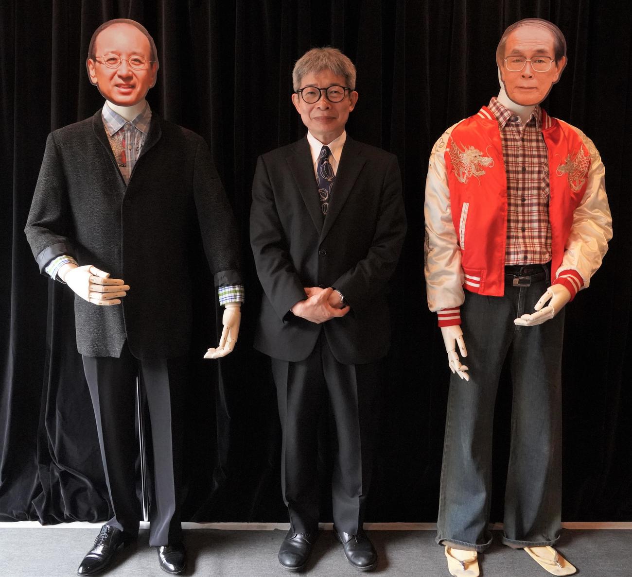 大塚洋さんと志賀廣太郎さんの「お別れの会」祭壇前で写真に収まる平田オリザ氏（撮影・佐藤成）