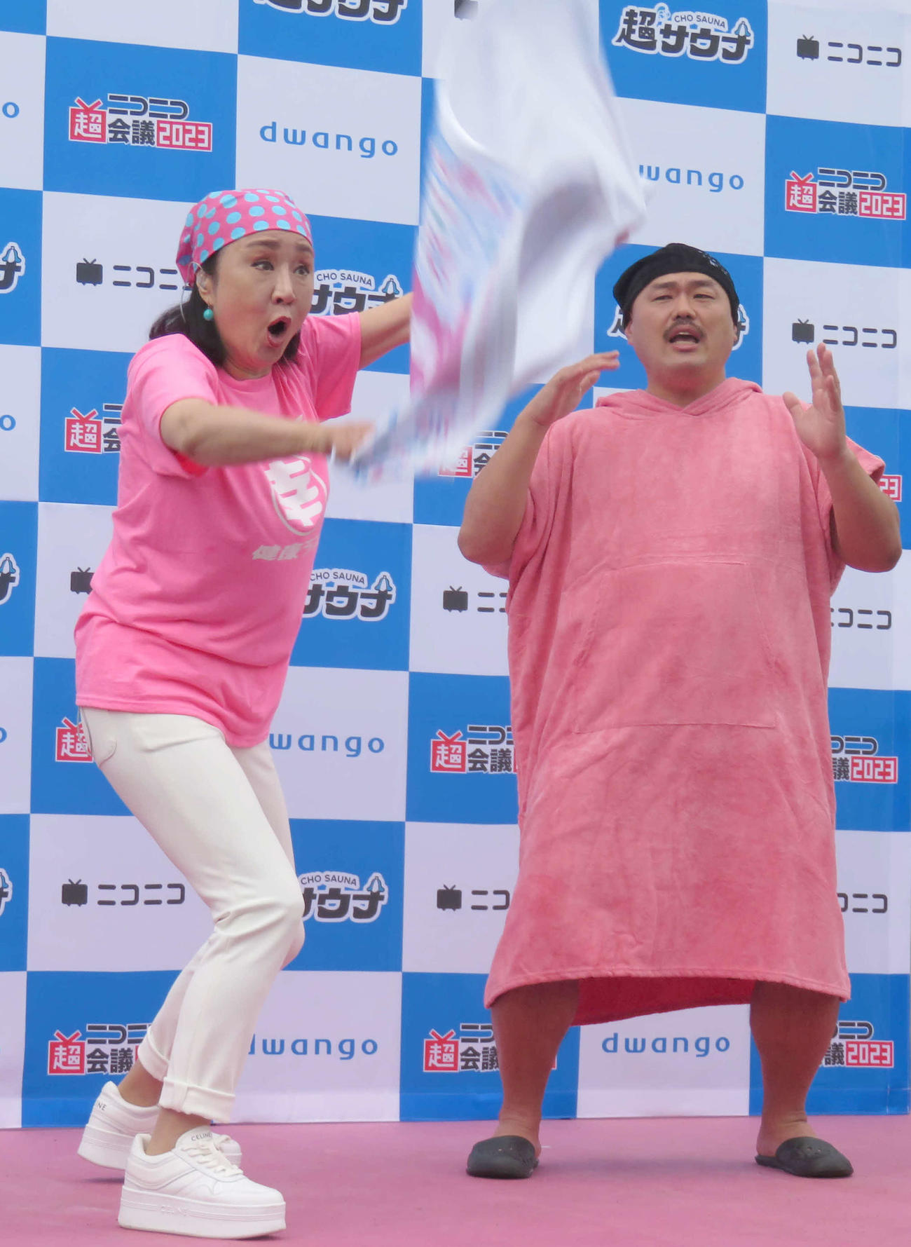 「小林幸子　健康ランド」で熱波を送る小林幸子。右はクロちゃん