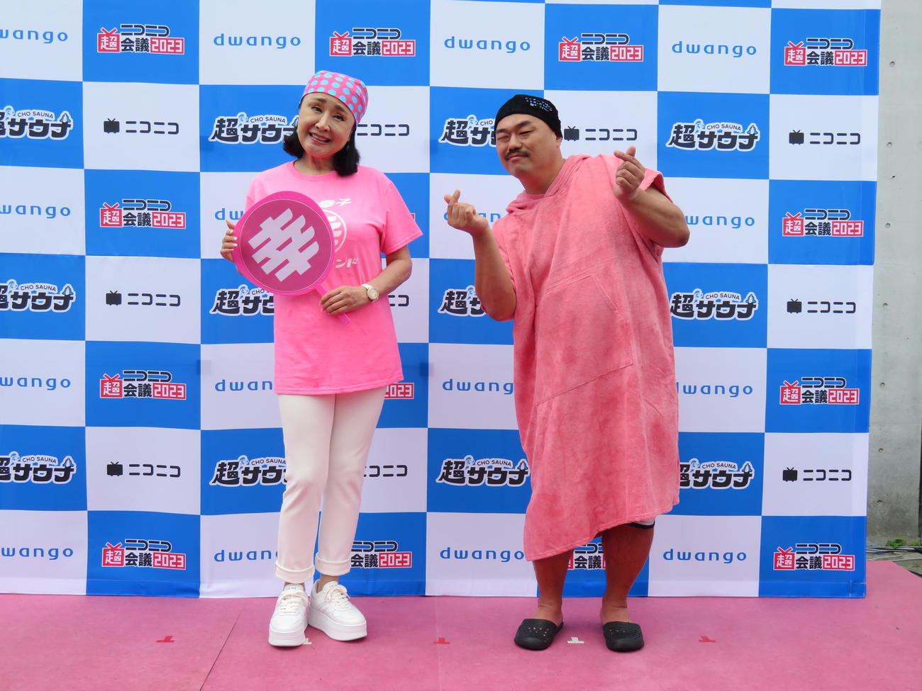 サウナ「小林幸子　健康ランド」で総支配人を務めた小林幸子（左）とクロちゃん