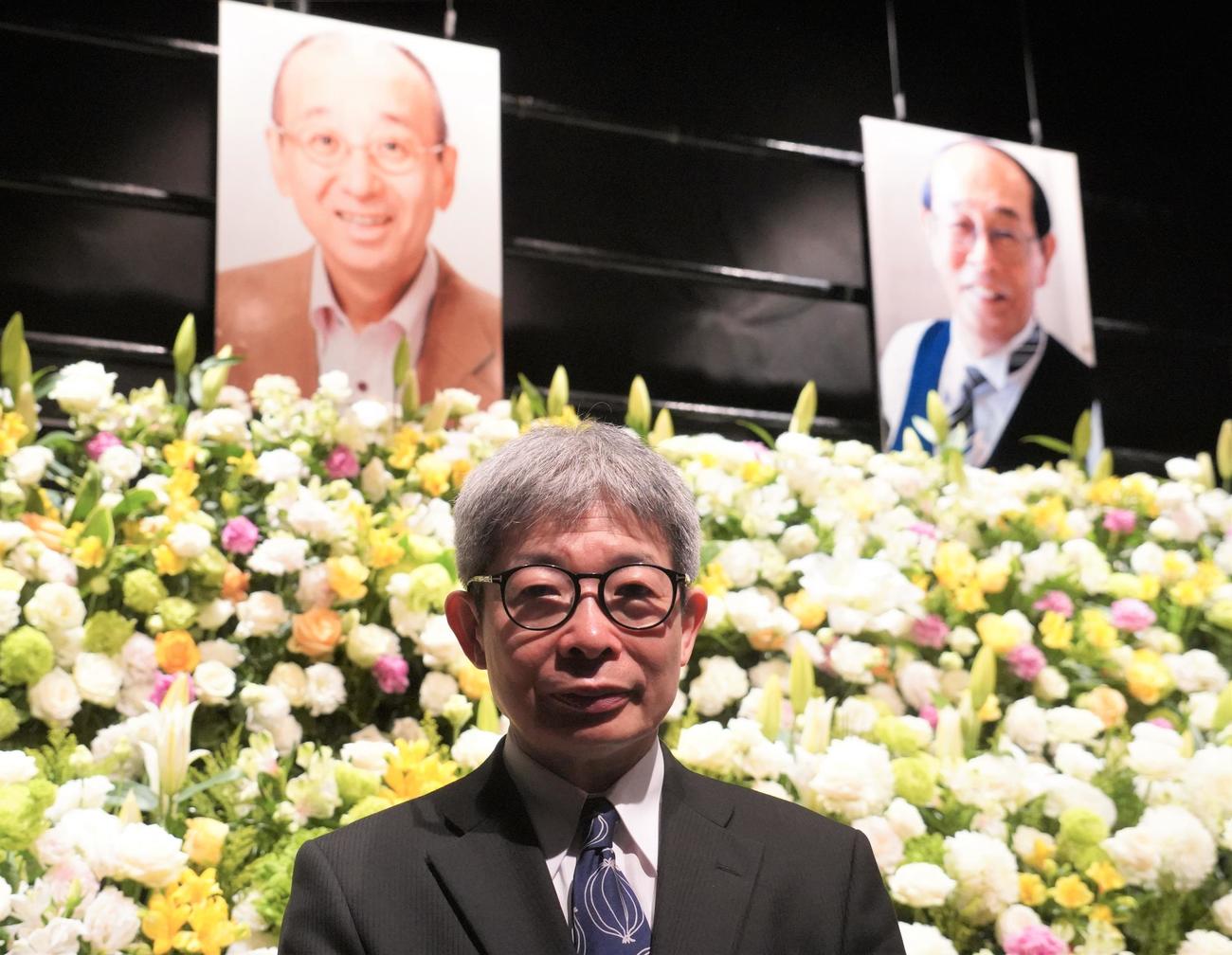 大塚洋さんと志賀廣太郎さんの「お別れの会」祭壇前で写真に納まる平田オリザ氏（撮影・佐藤成）