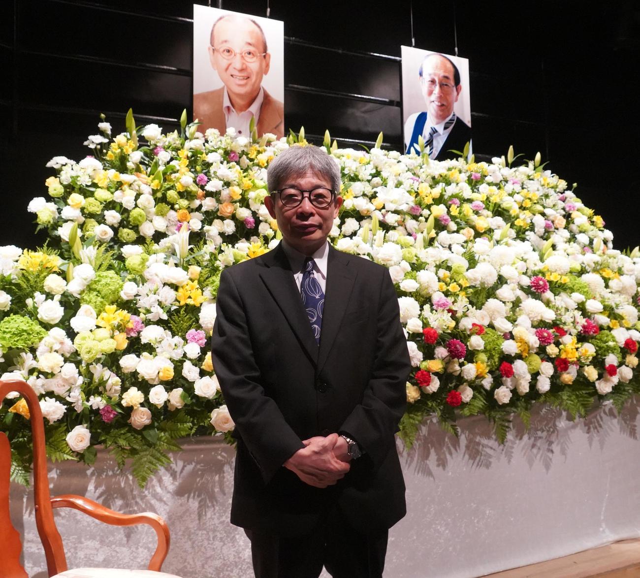 大塚洋さんと志賀廣太郎さんの「お別れの会」祭壇前で写真に納まる平田オリザ氏（撮影・佐藤成）