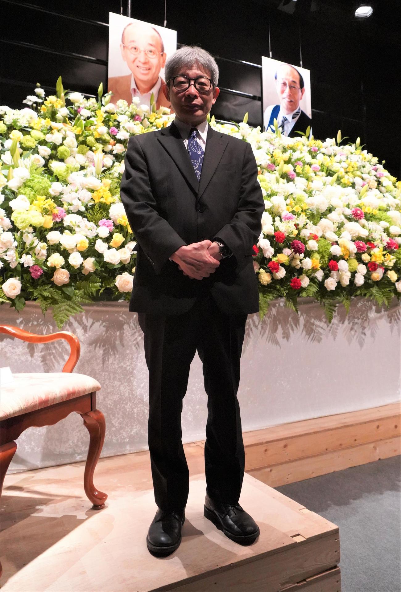 大塚洋さんと志賀廣太郎さんの「お別れの会」祭壇前で写真に納まる平田オリザ氏（撮影・佐藤成）