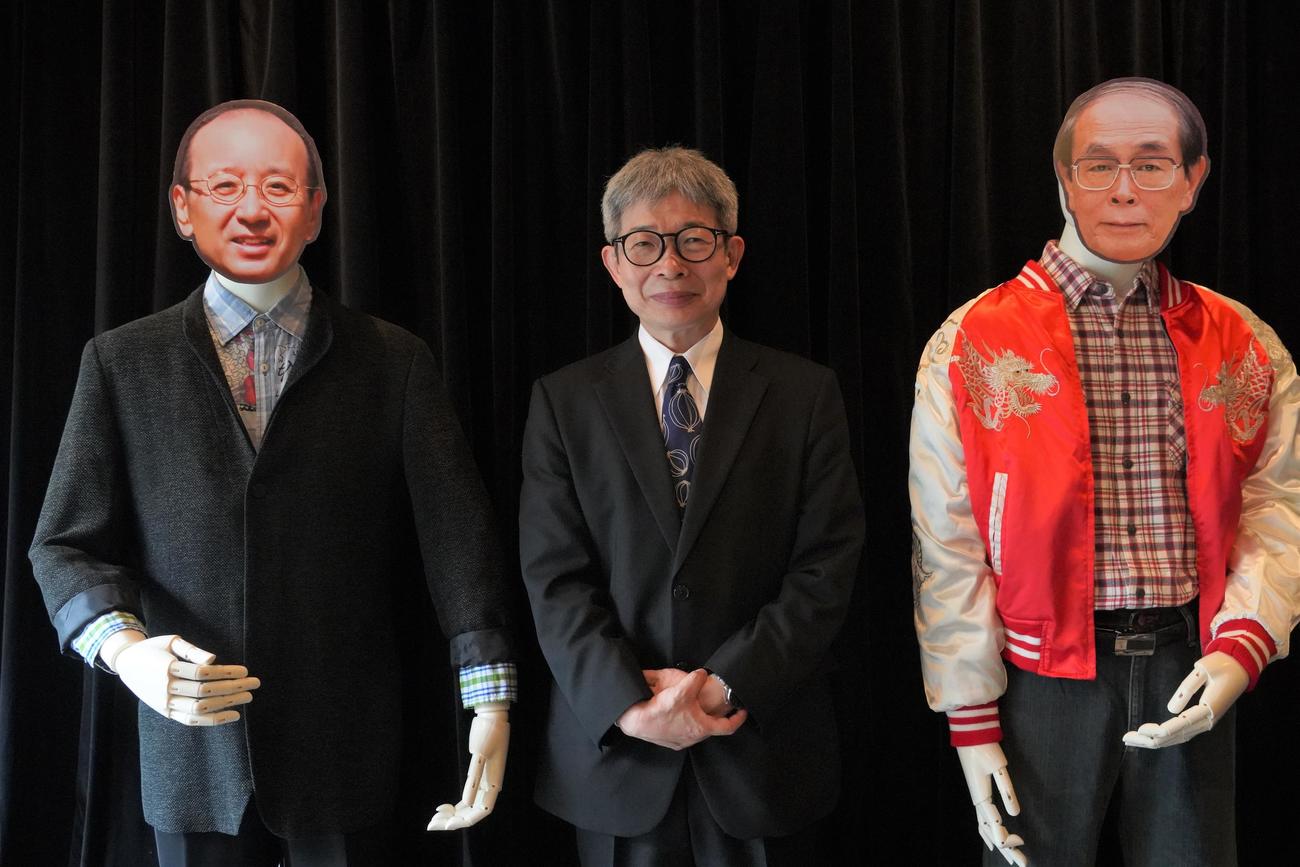 大塚洋さんと志賀廣太郎さんの「お別れの会」祭壇前で写真に納まる平田オリザ氏（撮影・佐藤成）