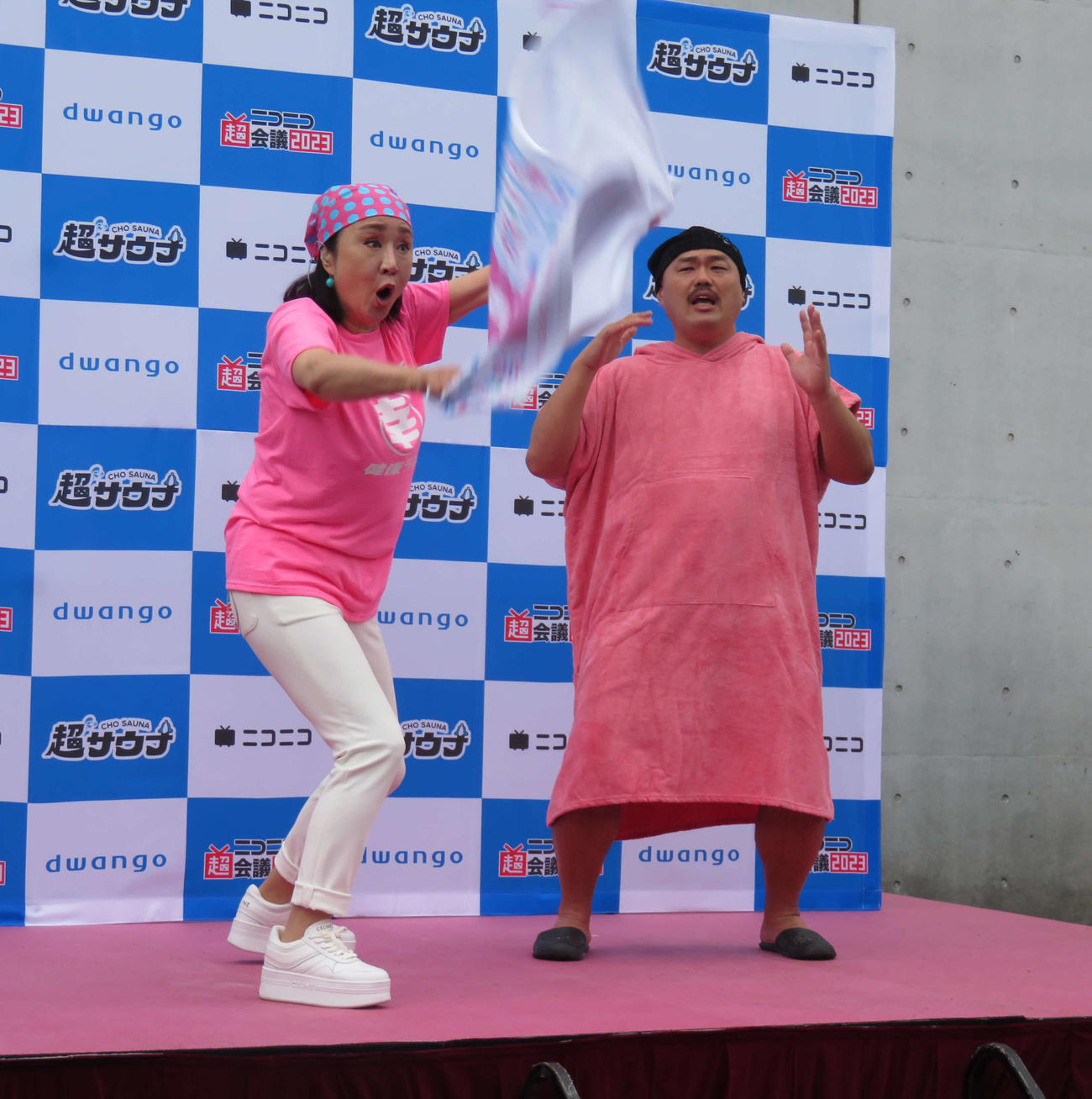 「小林幸子　健康ランド」で熱波を送る小林幸子