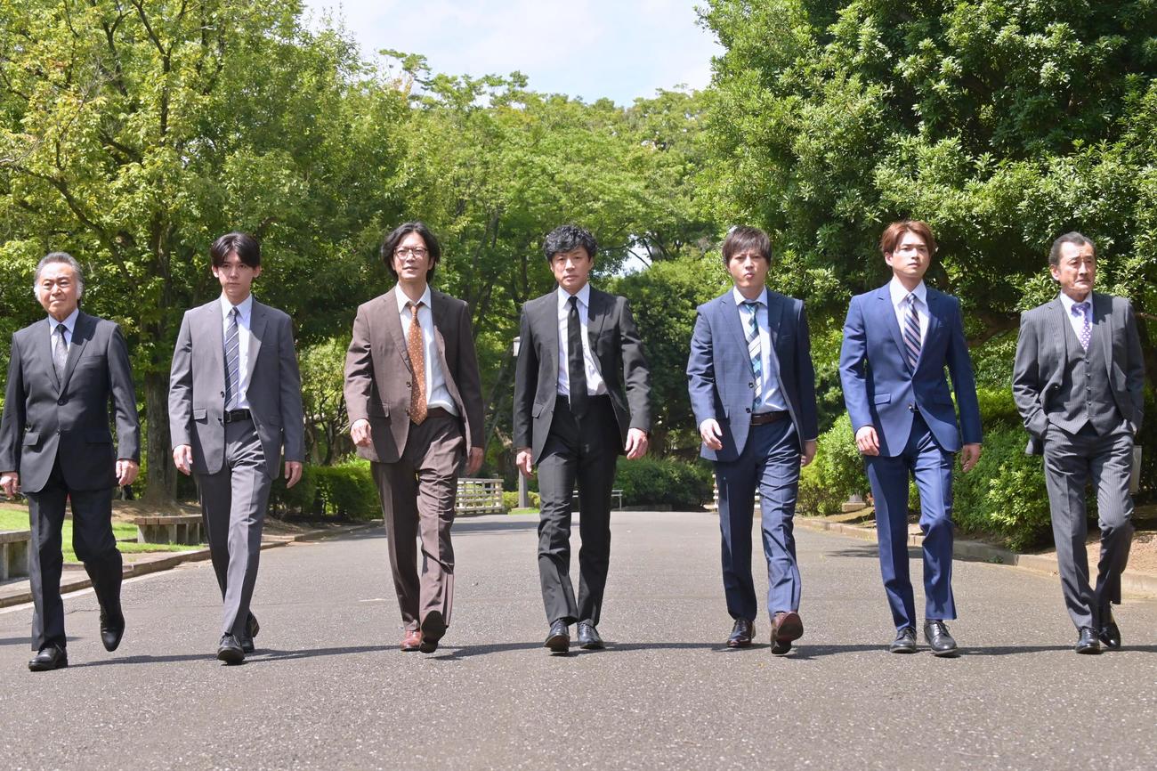 テレビ朝日系ドラマ「刑事7人　シーズン9」に出演する、左から北大路欣也、小瀧望、田辺誠一、東山紀之、塚本高史、白洲迅、吉田鋼太郎