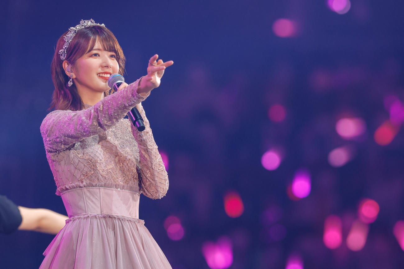 卒業セレモニーで笑顔を見せる櫻坂46関有美子
