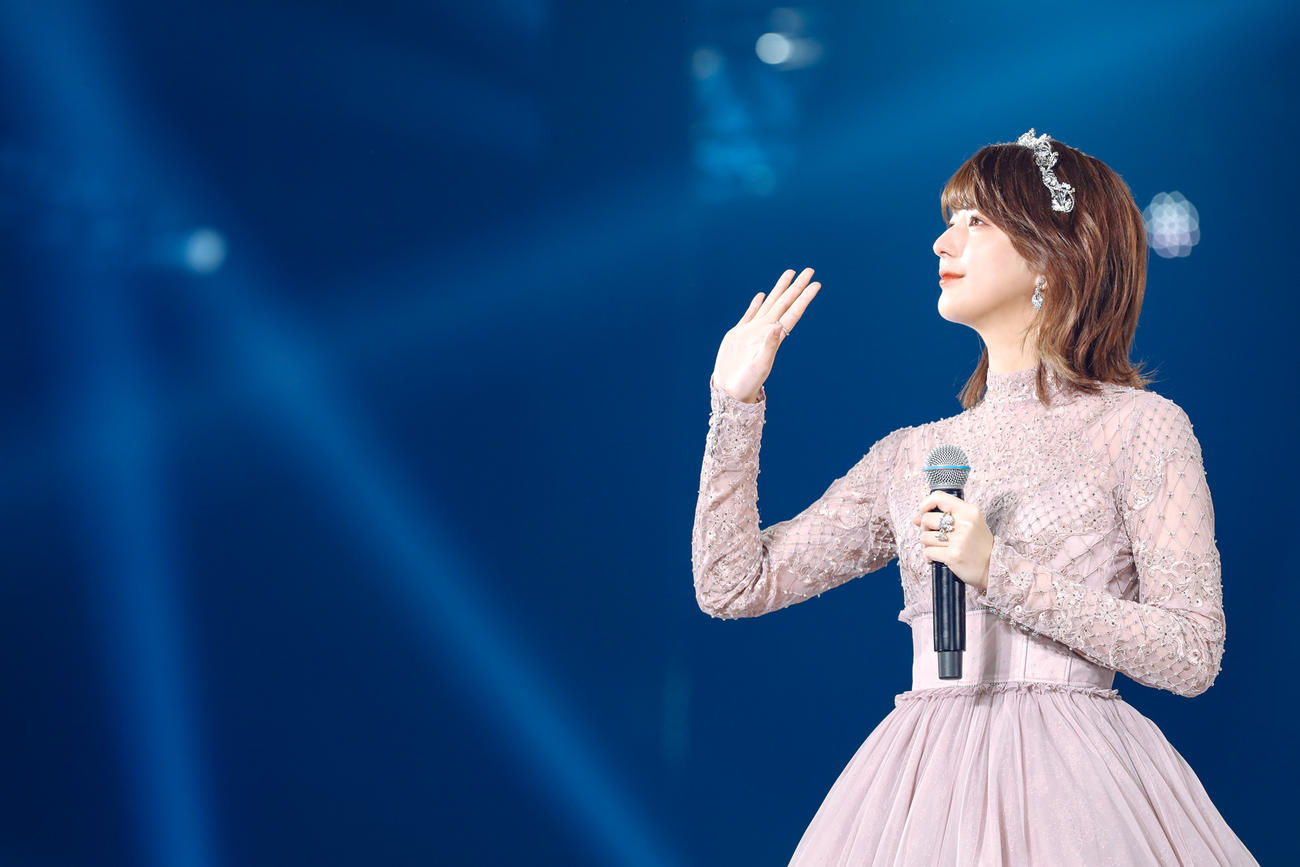 卒業セレモニーで笑顔を見せる櫻坂46関有美子