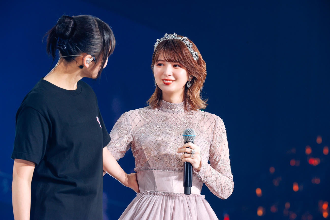 卒業セレモニーで笑顔を見せる櫻坂46関有美子（右）