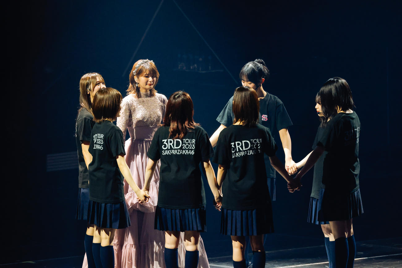 関有美子（左から3人目）の卒業セレモニーで手をつないで輪になる櫻坂46メンバー