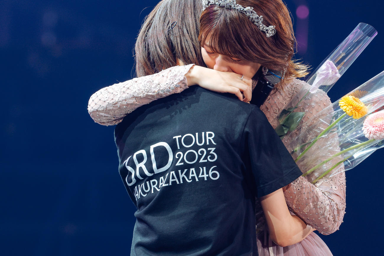 卒業セレモニーでメンバーと抱き合う櫻坂46関有美子（右）