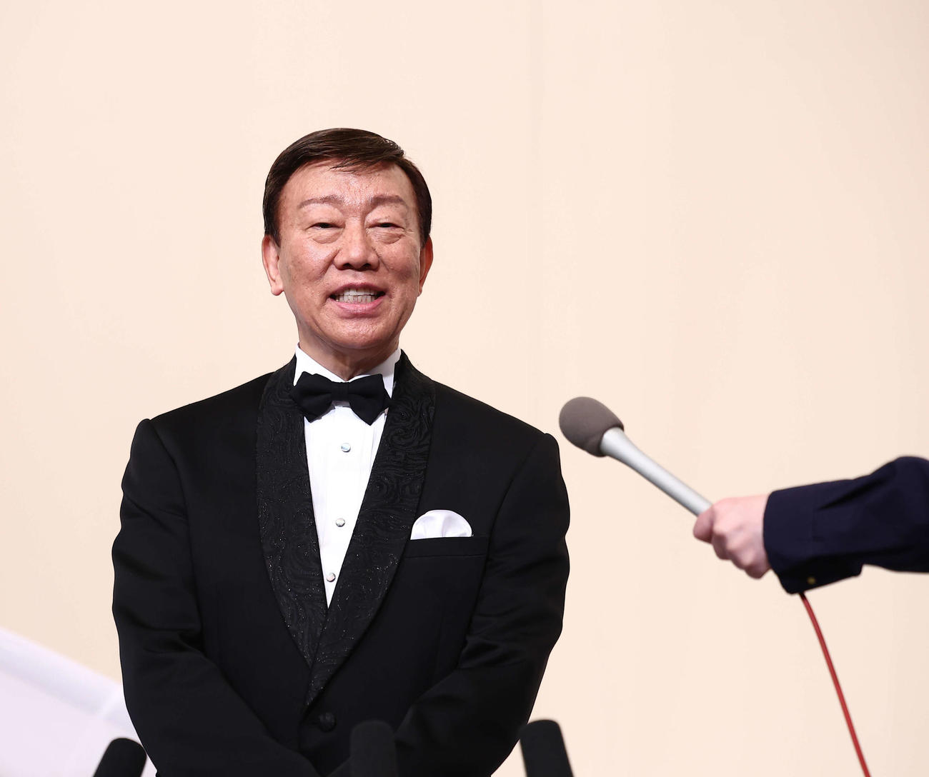 笑顔で囲みに応じる橋幸夫（撮影・河田真司）