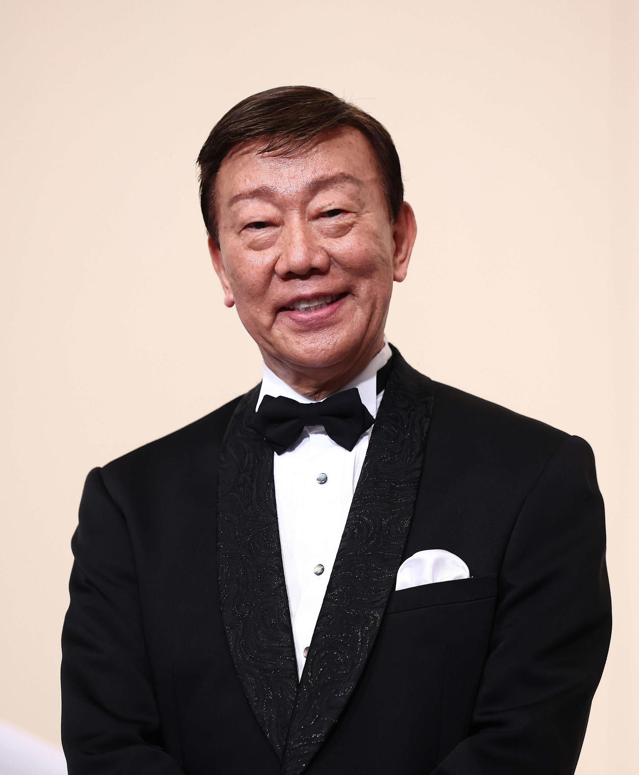 笑顔で囲みに応じる橋幸夫（撮影・河田真司）