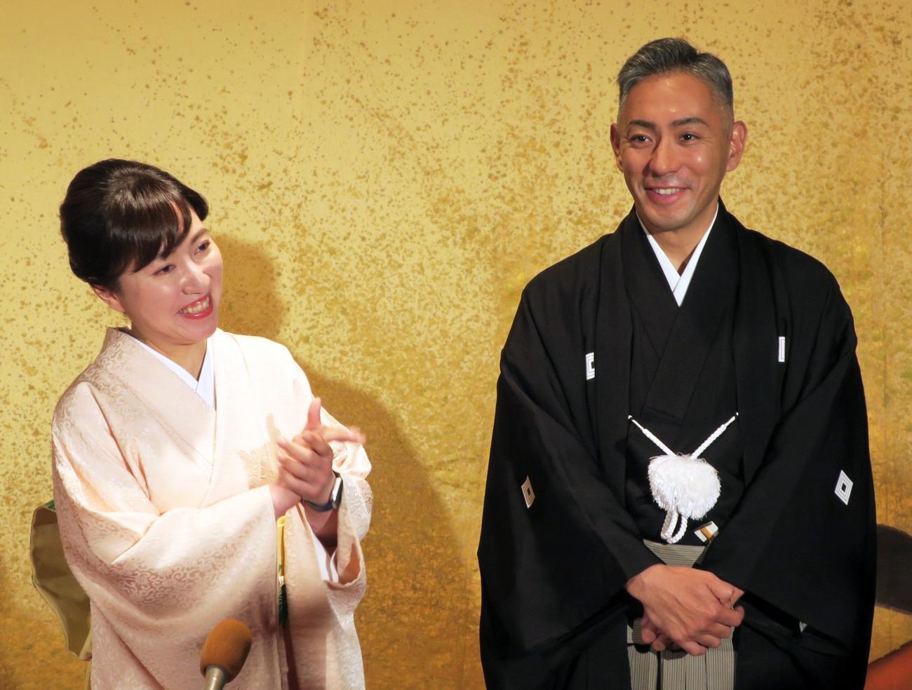「十二世　市川團十郎十年祭　特別展」の見どころを語る市川團十郎（右）と市川翠扇