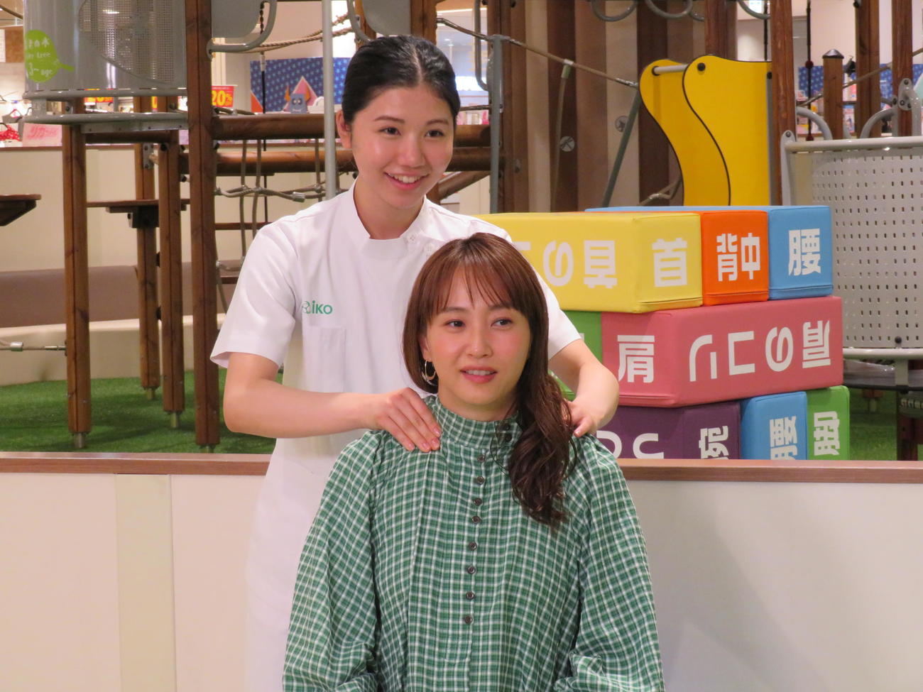 整体つきキッズパーク「ホグシーランドPresented by　ピップエレキバン」開園発表会でコリをほぐしてもらう藤本美貴