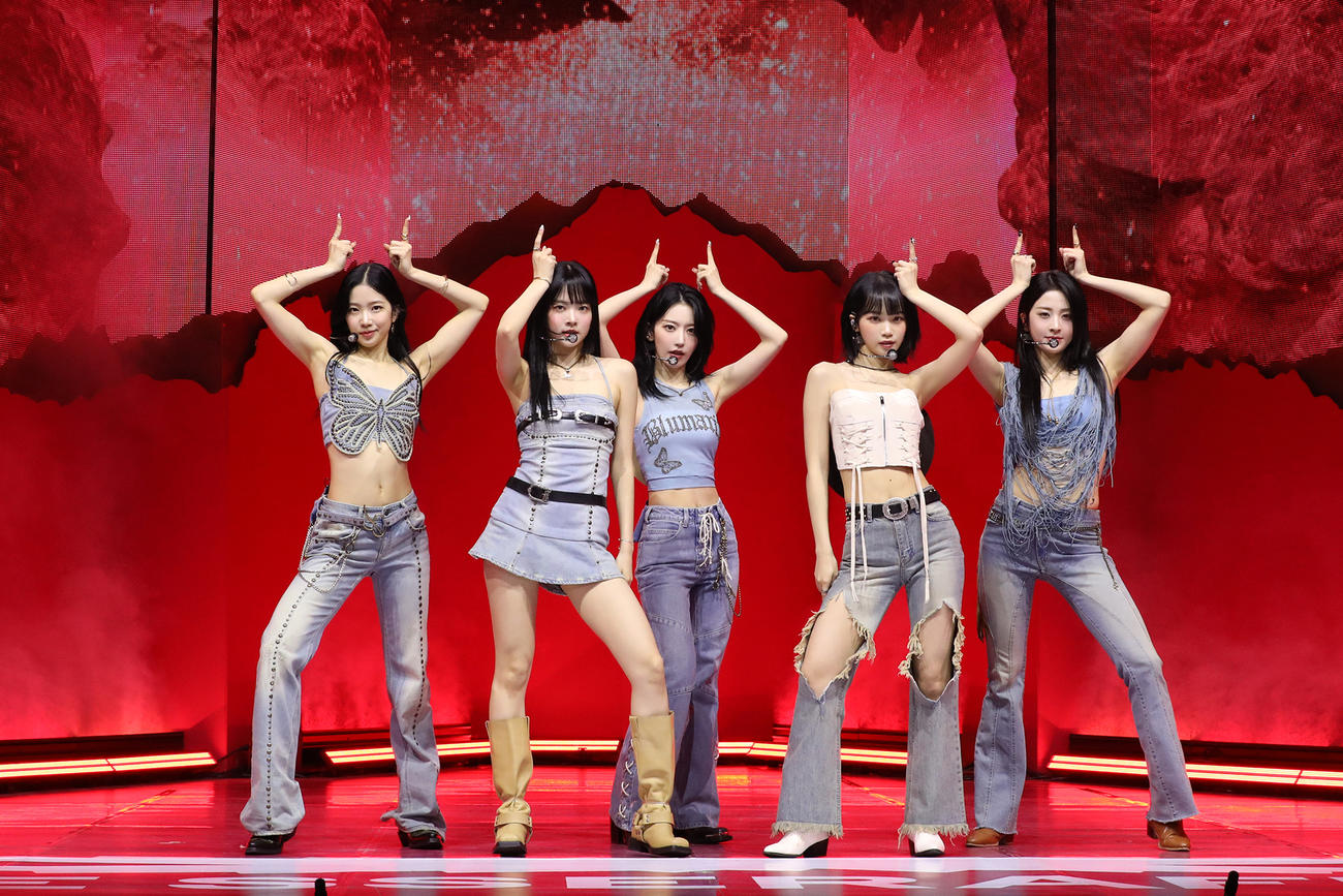 LE SSERAFIMの（左から）KAZUHA、HONG EUNCHAE、SAKURA、KIM CHAEWON、HUH YUNJIN（P）＆（C）SOURCE MUSIC
