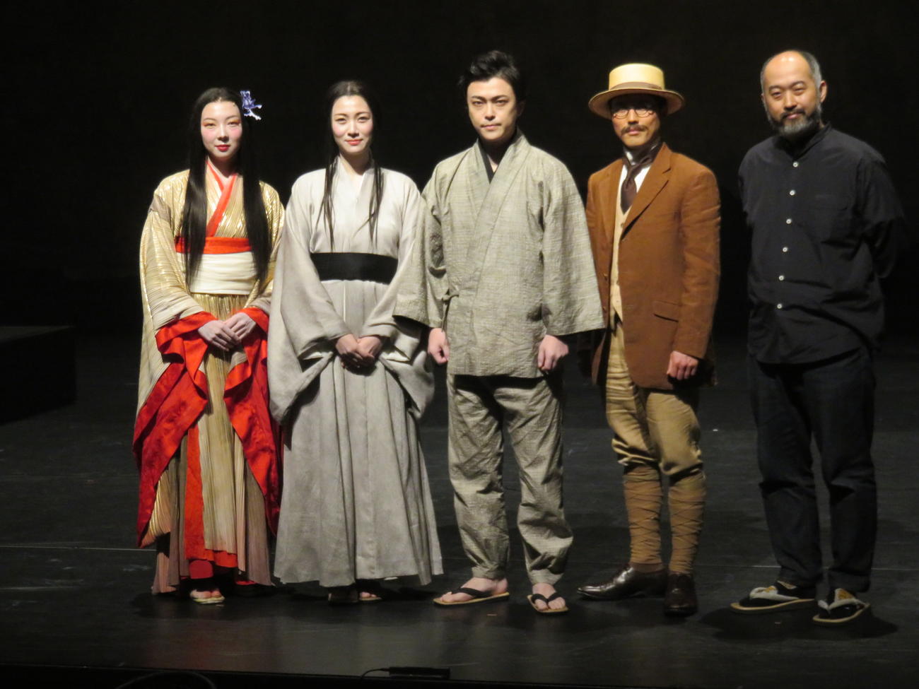 舞台「夜叉ケ池」の取材会に出席した（左から）那須凛、瀧内公美、勝地涼、入野自由、森新太郎氏