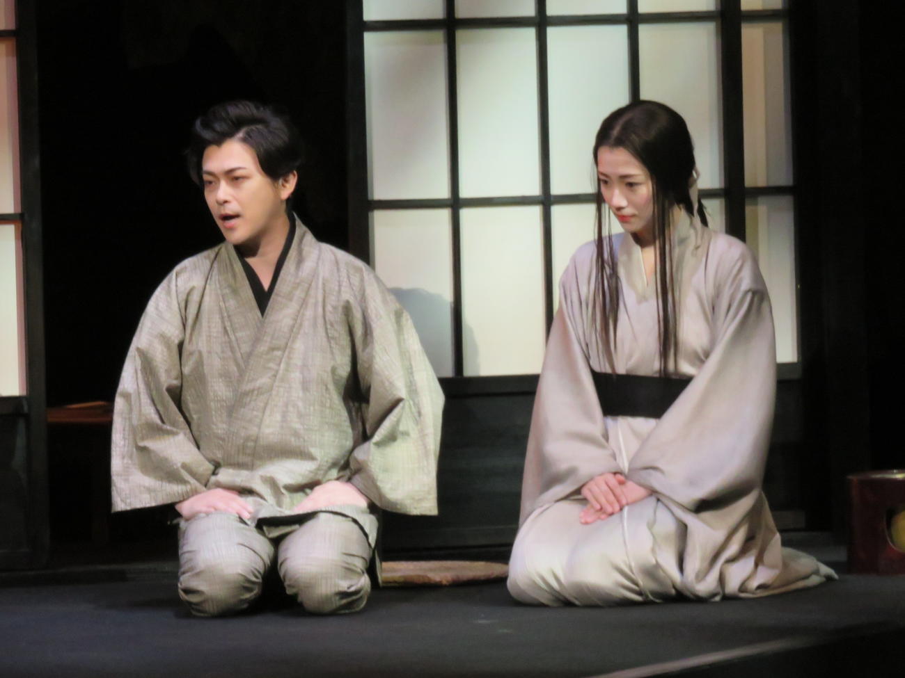 舞台「夜叉ケ池」の公開ゲネプロ。勝地涼（左）と瀧内公美