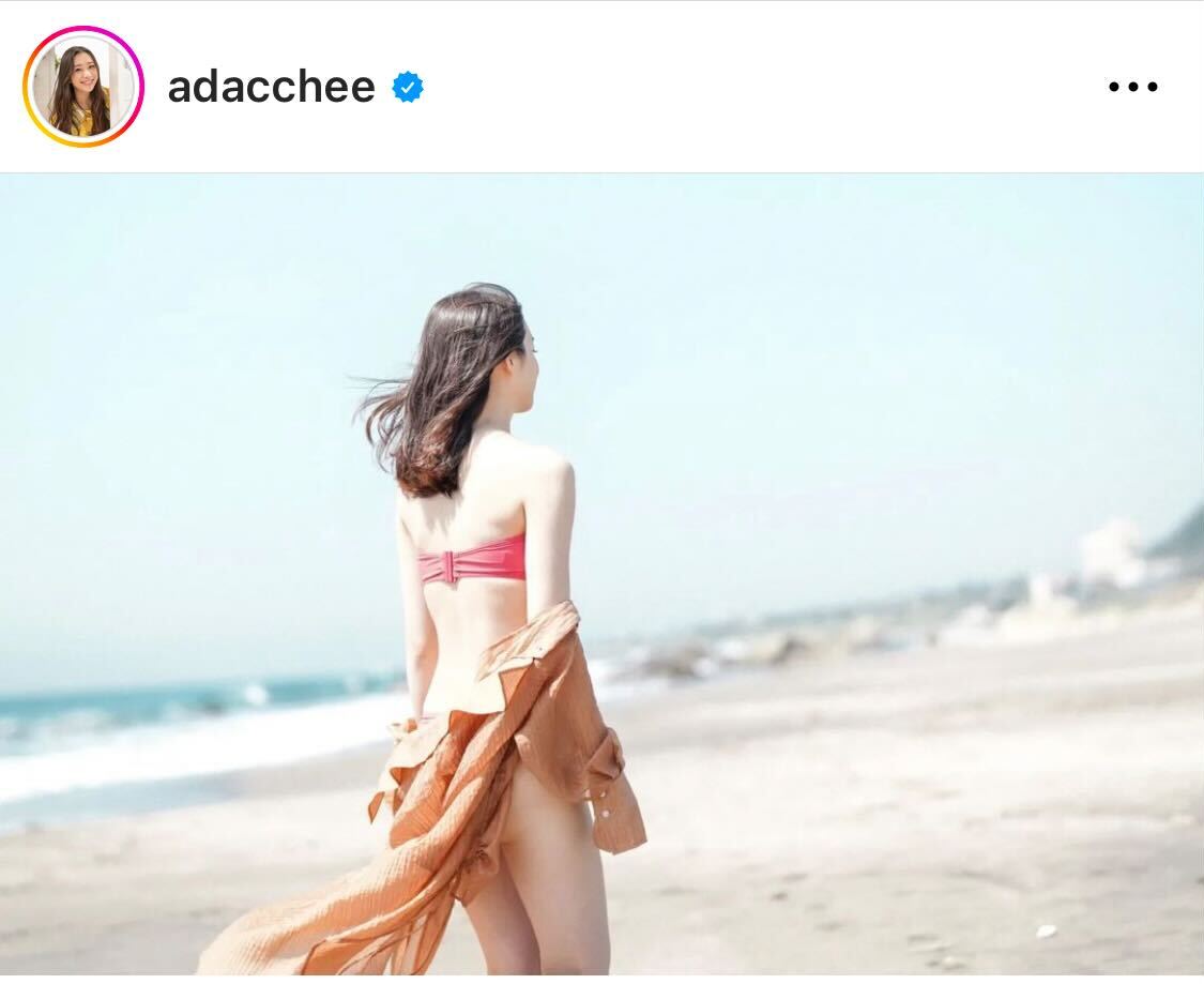 ビーチでビキニ姿でポーズを決める足立梨花（足立梨花のインスタグラムから）
