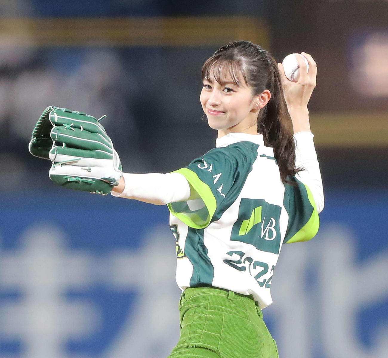 22年10月23日、ヤクルト対オリックス　始球式を務めた中条あやみ
