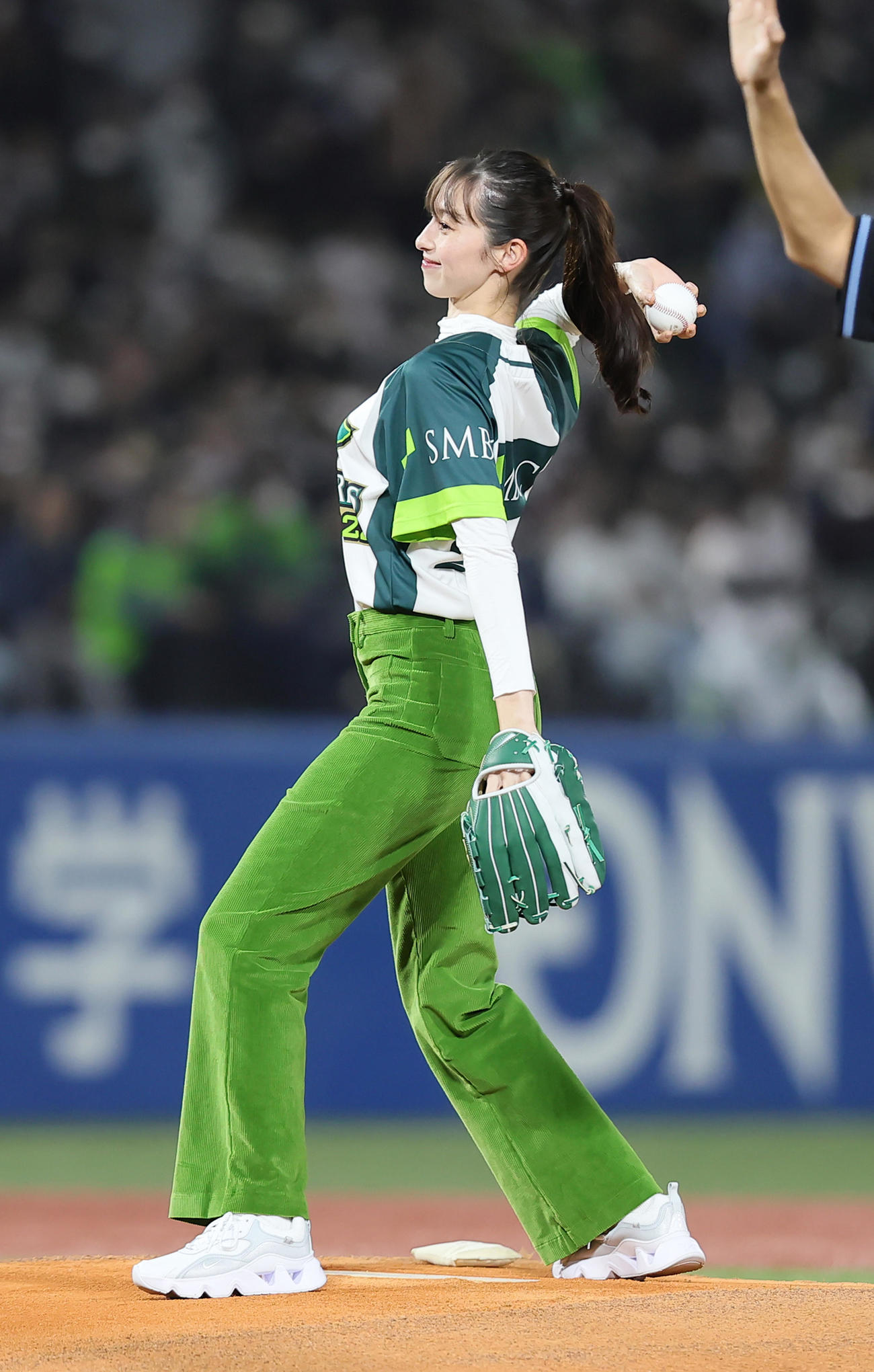 22年10月23日、ヤクルト対オリックス　始球式を務めた中条あやみ