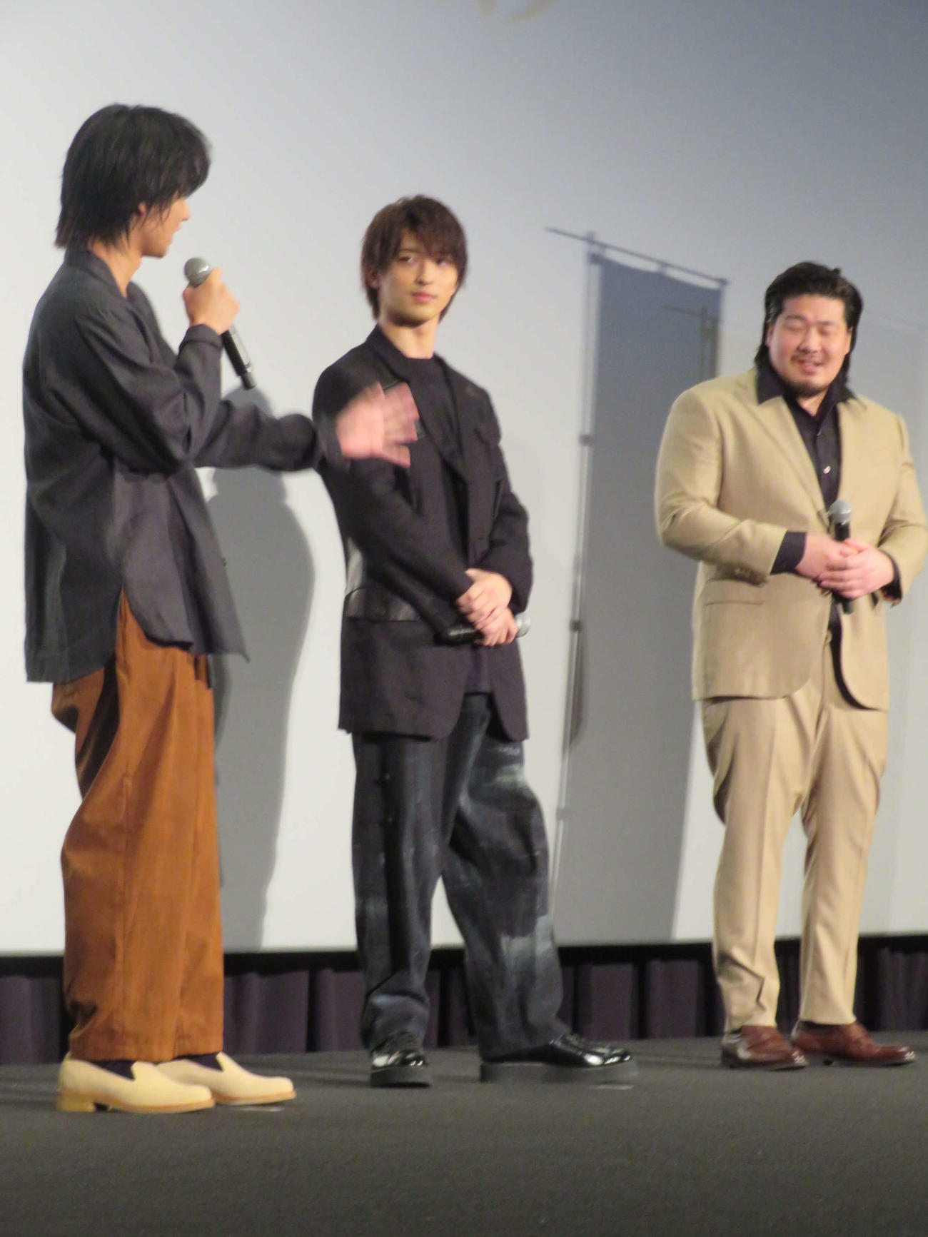 映画「ヴィレッジ」舞台あいさつに登壇した、左から奥平大兼、横浜流星、一ノ瀬ワタル（撮影・村上幸将）