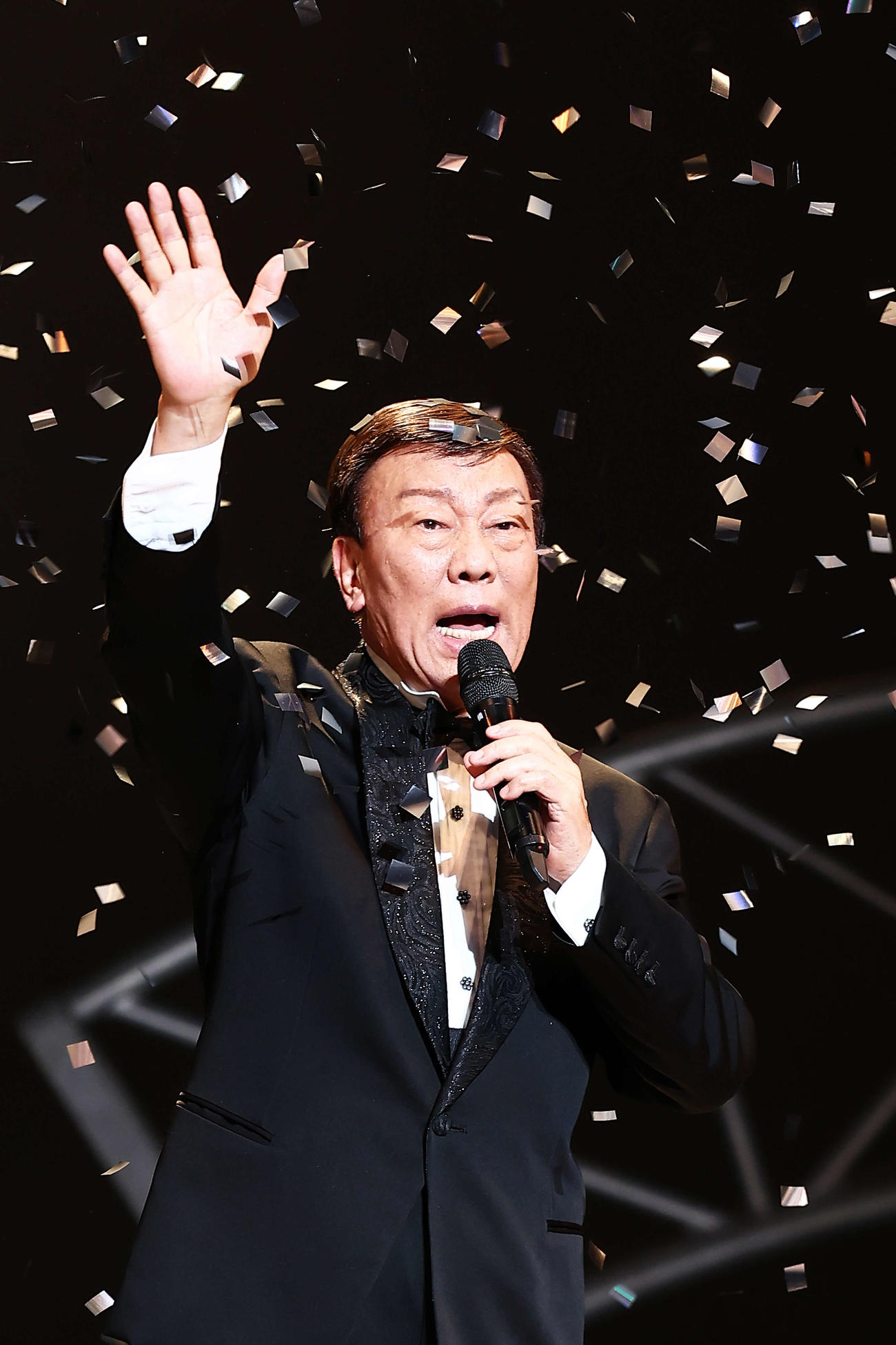 ラストコンサートでフィナーレを迎える橋幸夫（撮影・河田真司）