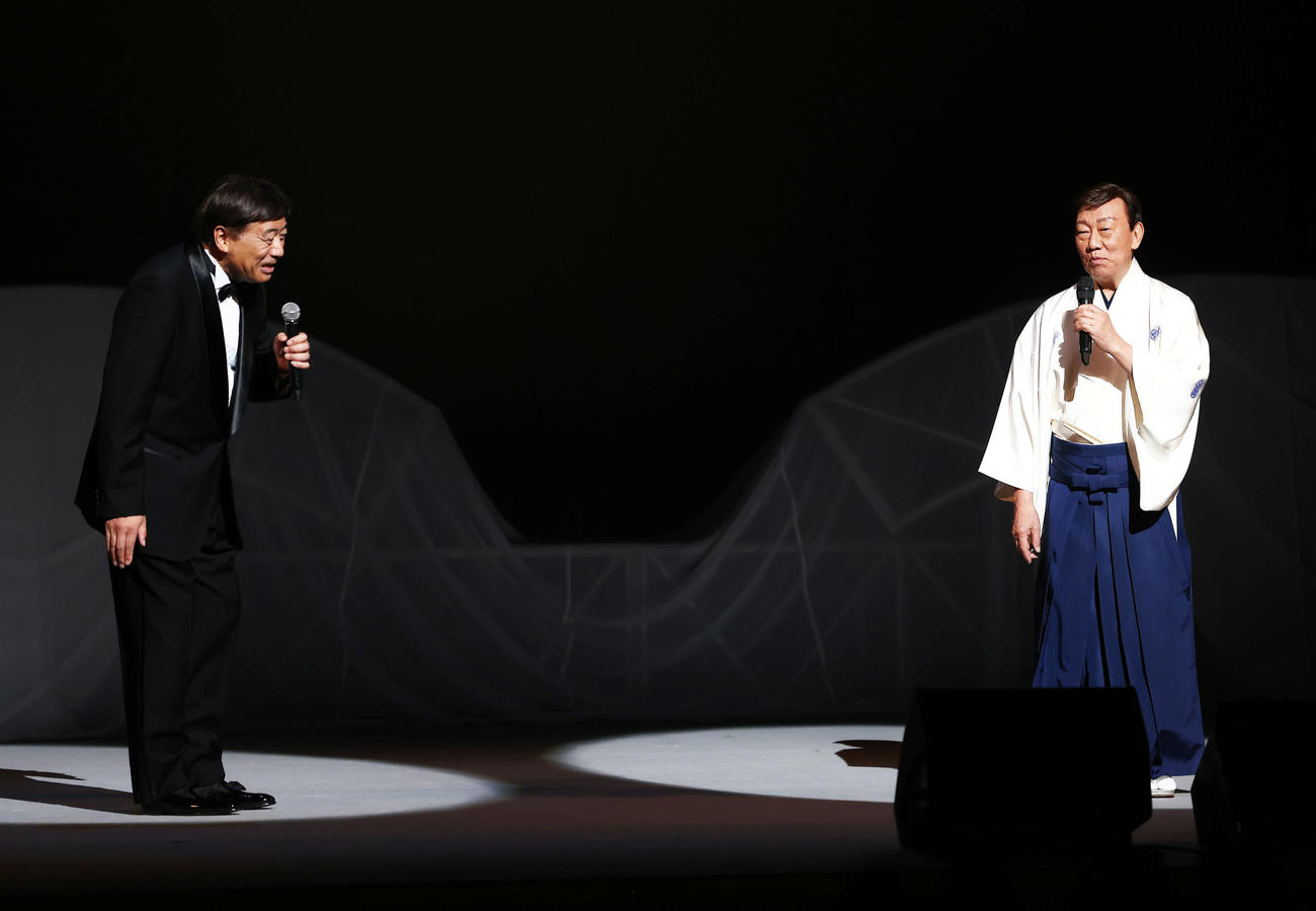 ステージで夢グループ石田社長（右）とトークする橋幸夫（撮影・河田真司）