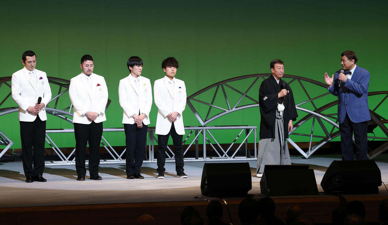 ラストコンサート後、ステージで2代目橋幸夫を紹介する橋幸夫（右から2人目）。右は夢グループ石田社長（撮影・河田真司）