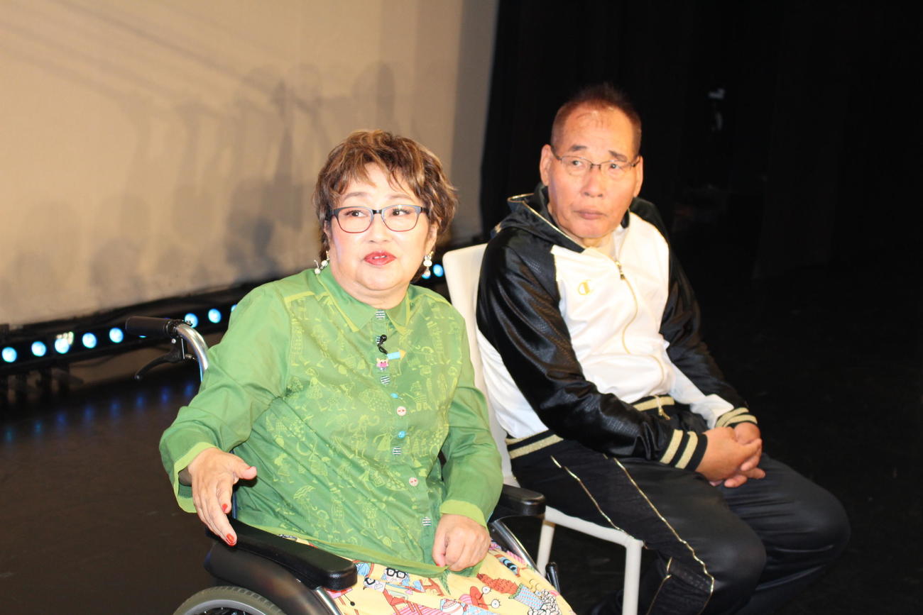 4年ぶりの漫才を終えてホッと一息の宮川花子（左）と大助
