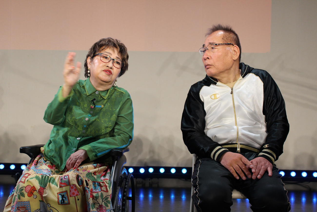 4年ぶりの漫才を終えてホッと一息の宮川花子（左）と大助