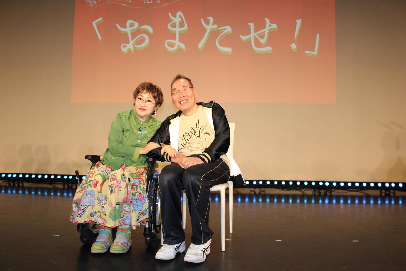 4年ぶりの漫才を終えてホッと一息の宮川花子（左）と大助