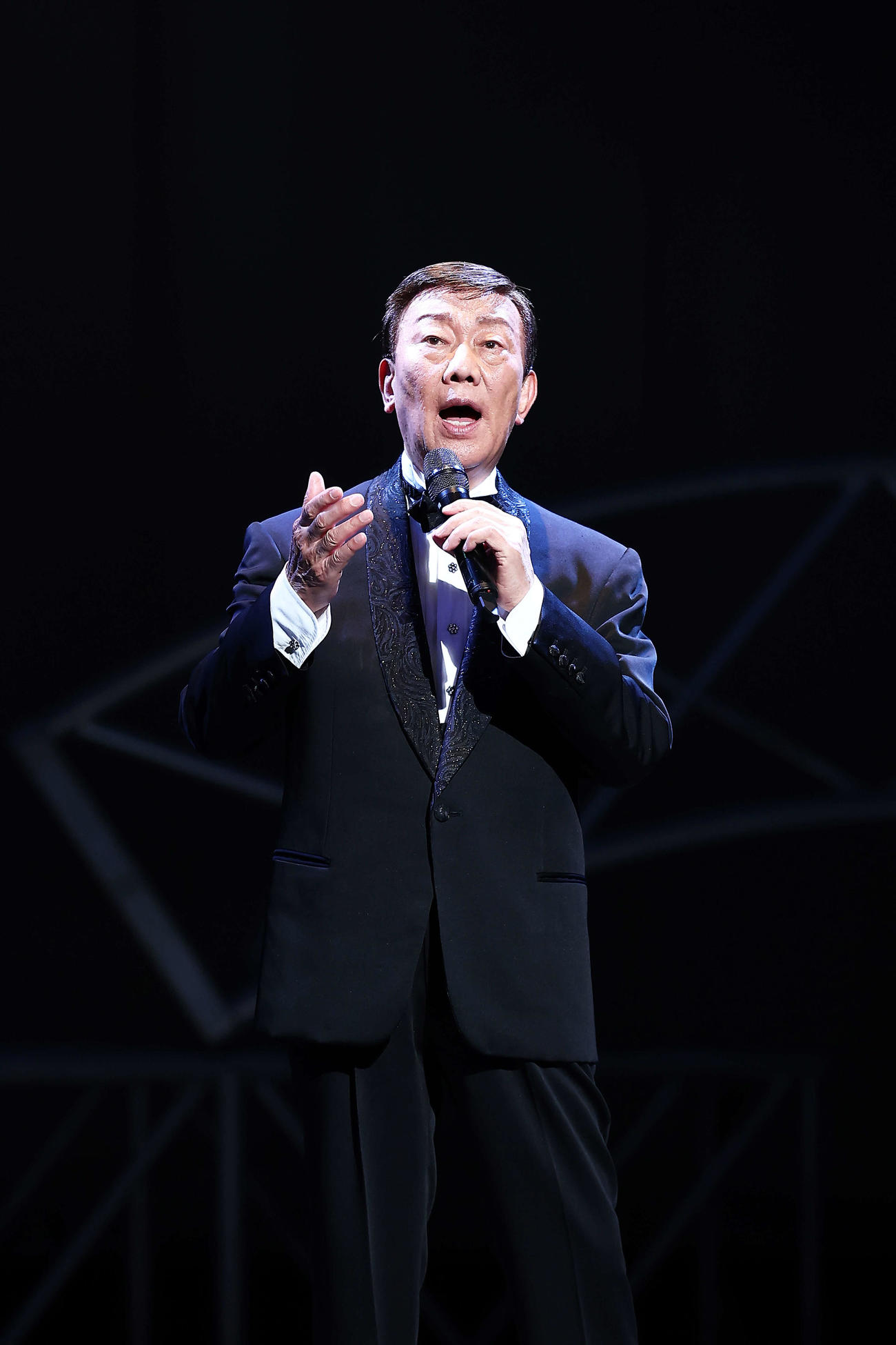 ラストコンサートで熱唱する橋幸夫（撮影・河田真司）