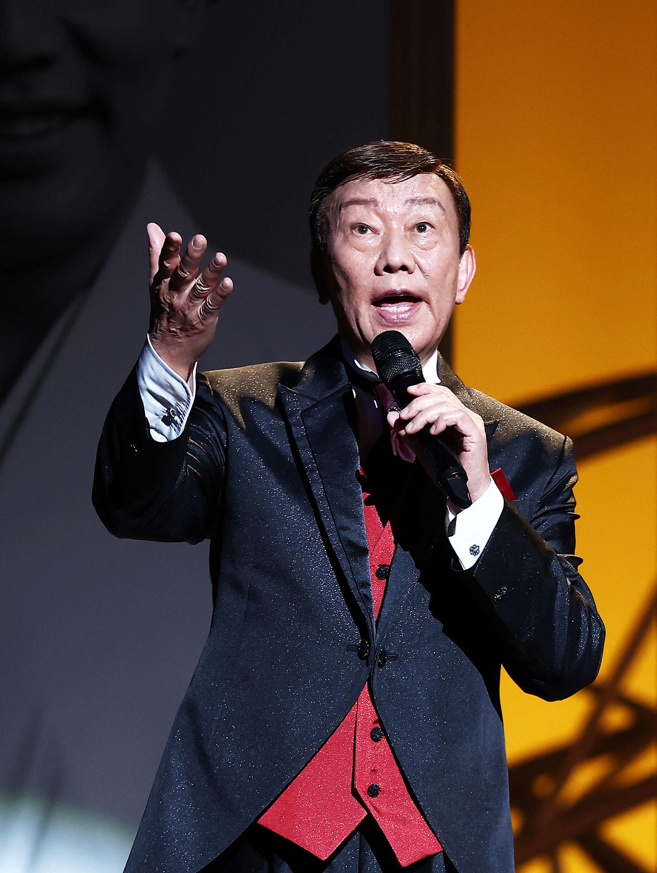 ラストコンサートで熱唱する橋幸夫（撮影・河田真司）
