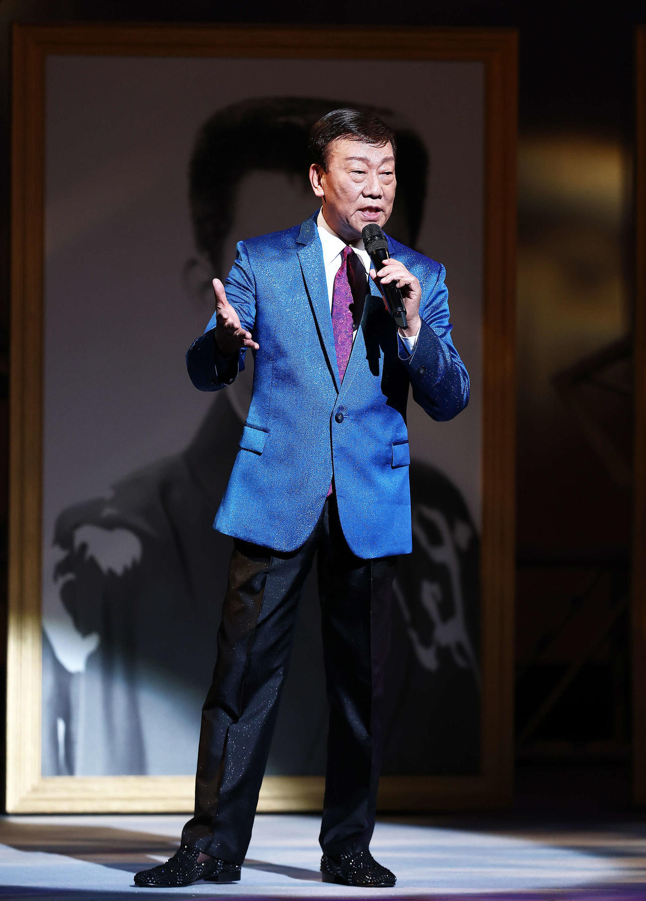 ラストコンサートで熱唱する橋幸夫（撮影・河田真司）