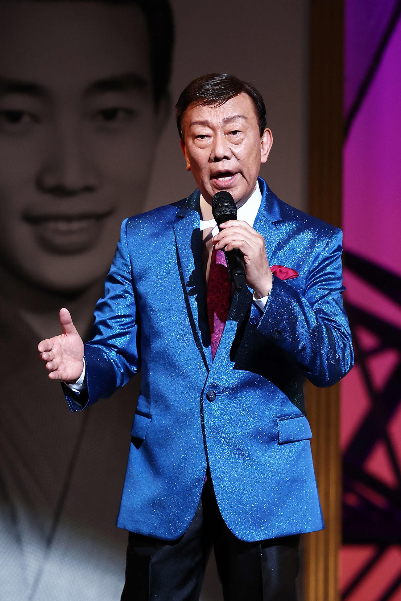ラストコンサートで熱唱する橋幸夫（撮影・河田真司）
