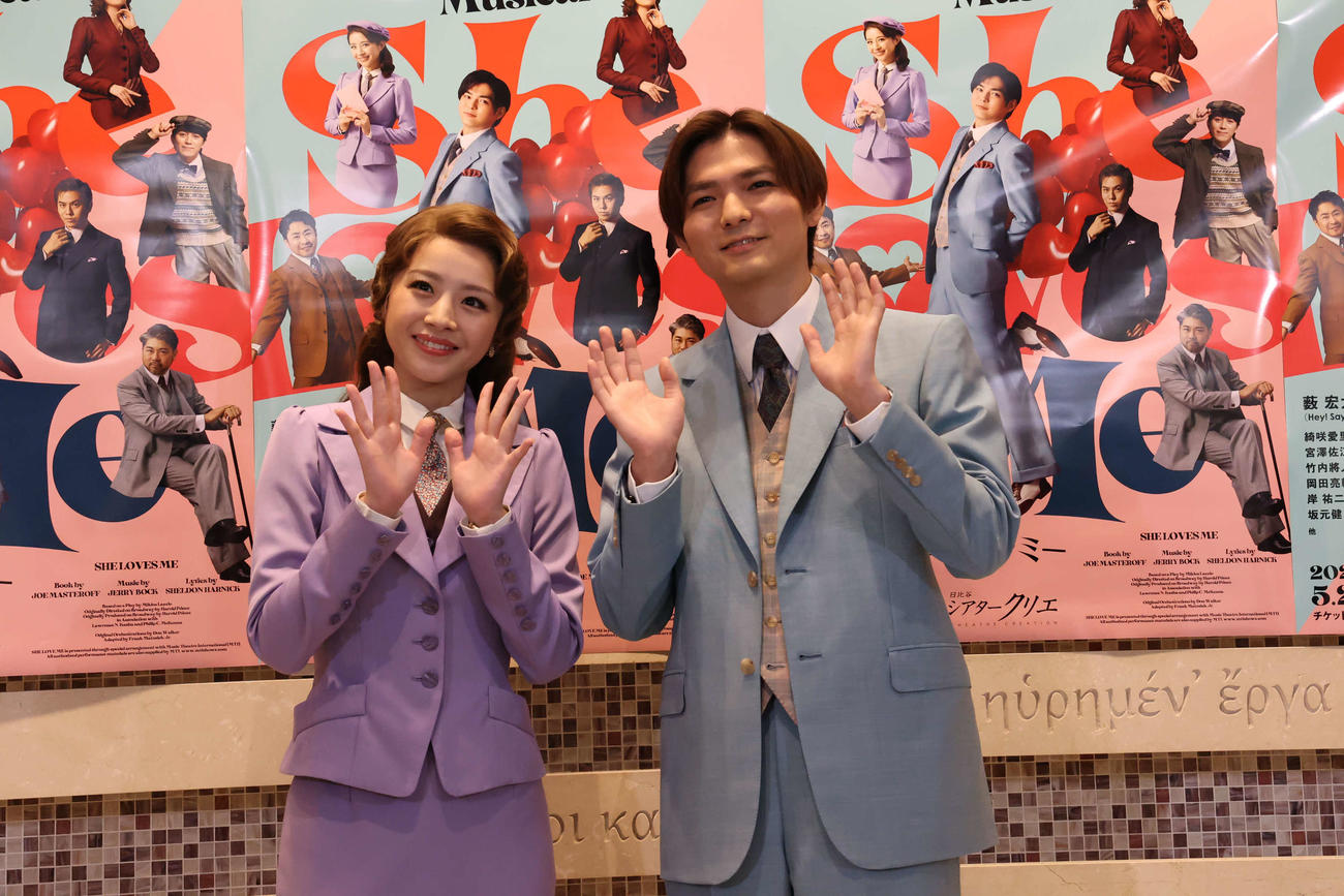 ミュージカル「シー・ラヴズ・ミー」取材会を行ったHey！Say！JUMP薮宏太（右）と綺咲愛里