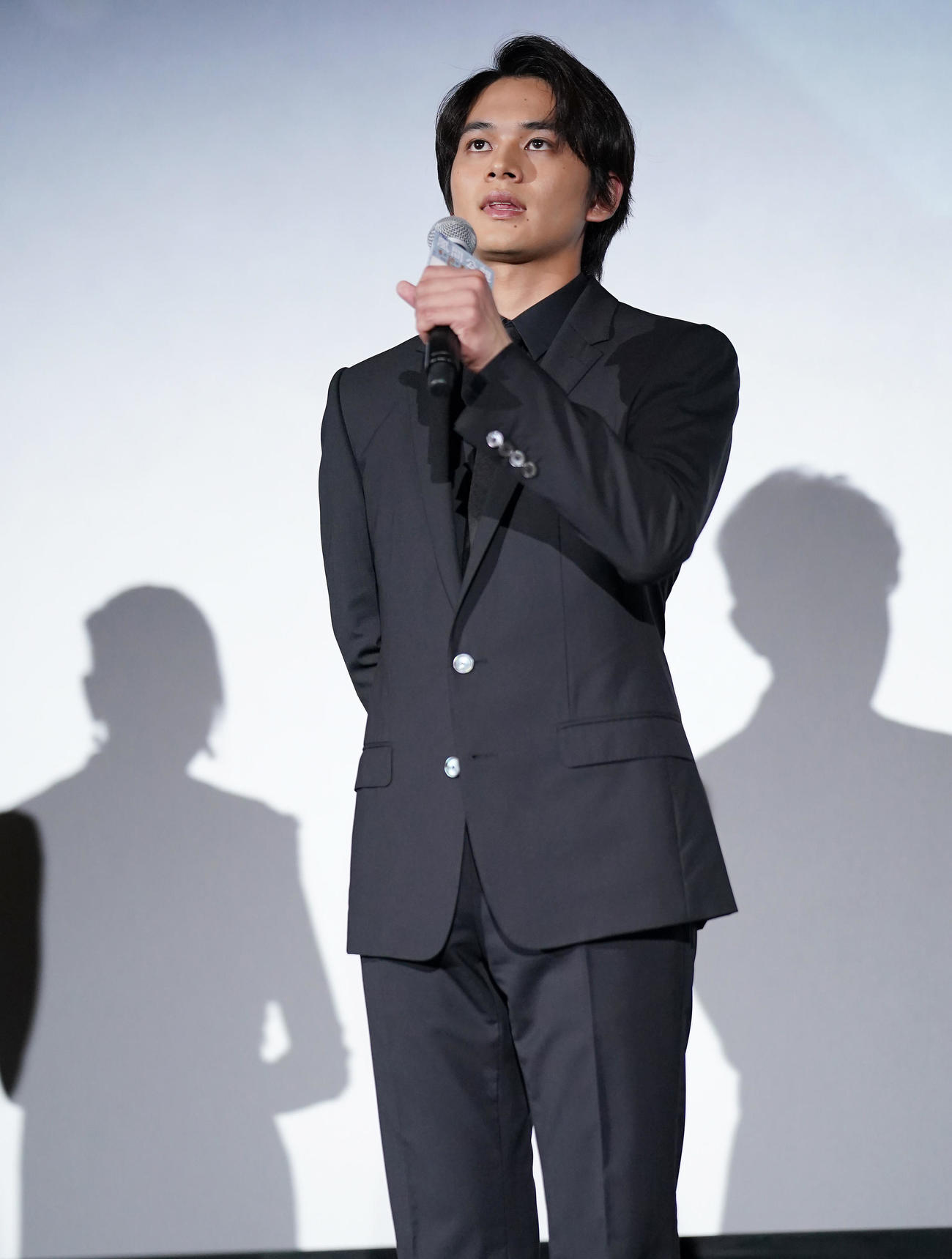 フジテレビ開局65周年特別企画「風間公親－教場0－」完成披露舞台あいさつで話す北村匠海（2023年4月3日撮影）