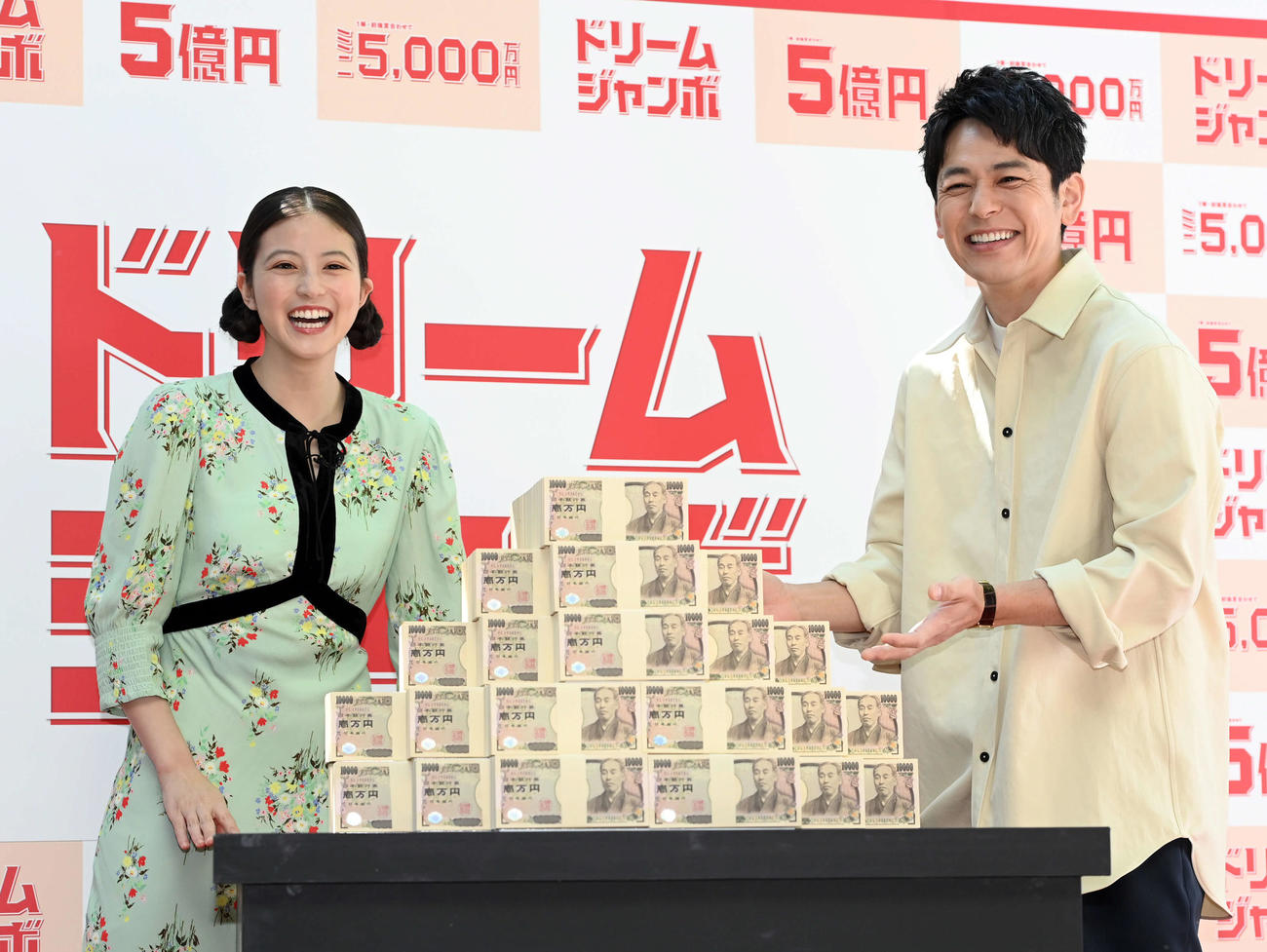 宝くじの発売記念イベントで笑顔で撮影に臨む今田美桜（左）と妻夫木聡（撮影・たえ見朱実）