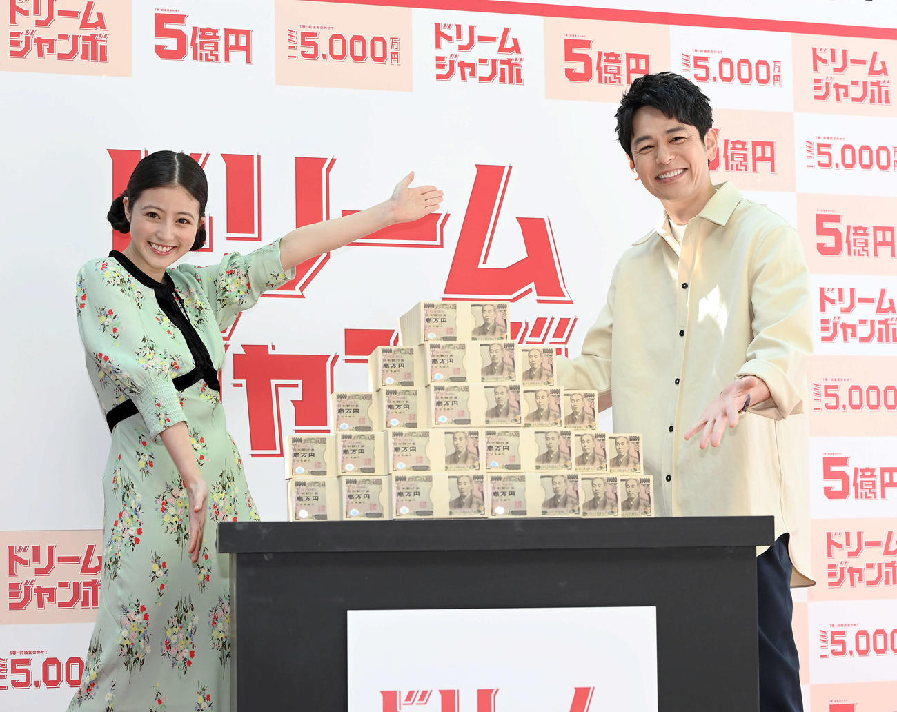 宝くじの発売記念イベントで笑顔を見せる今田美桜（左）と妻夫木聡（撮影・たえ見朱実）