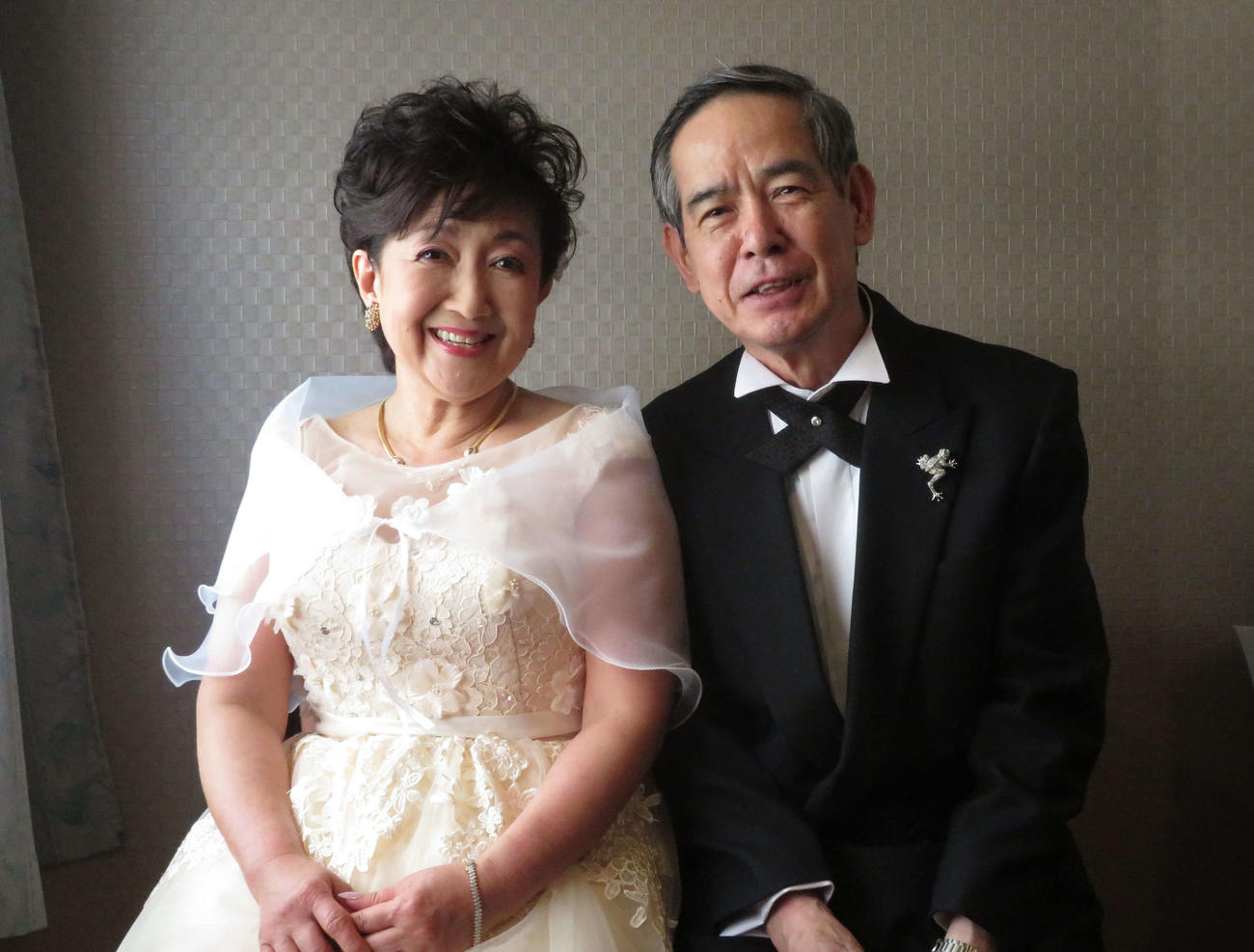 18年4月、結婚報告会を行った小倉一郎（右）と妻まきさん