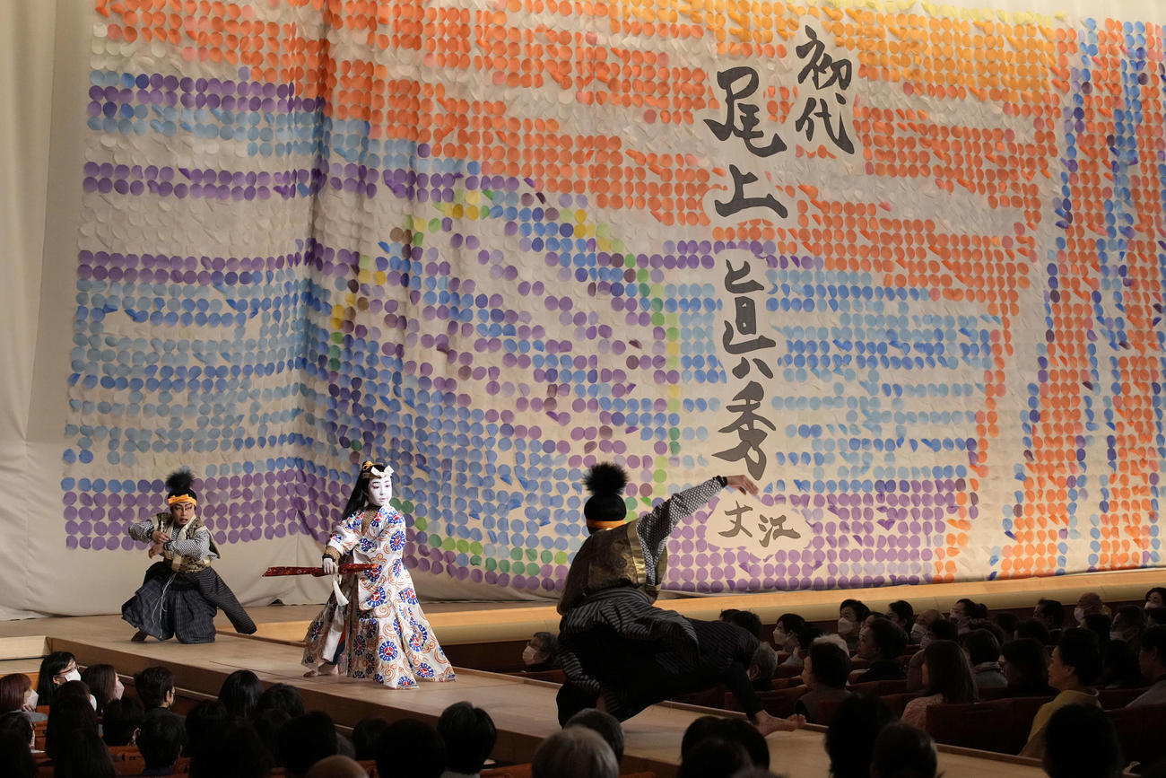 花道で立ち回りを見せる尾上眞秀（C）松竹