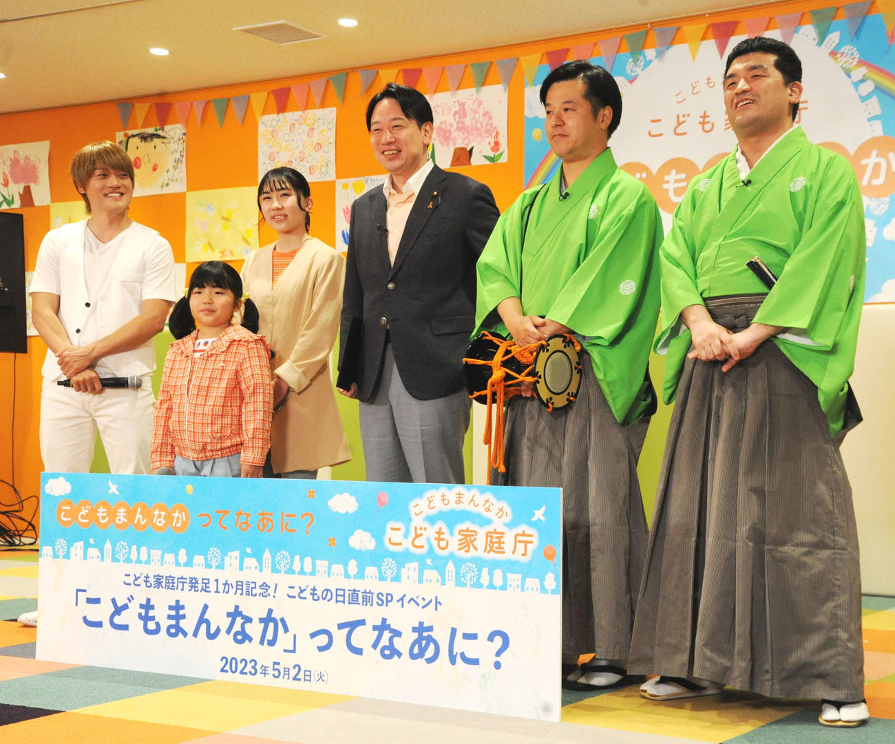 左から、おばたのお兄さん、鈴木誉、鈴木夢、小倉將信こども政策担当大臣、すゑひろがりずの南條庄助、三島達矢（撮影・松尾幸之介）