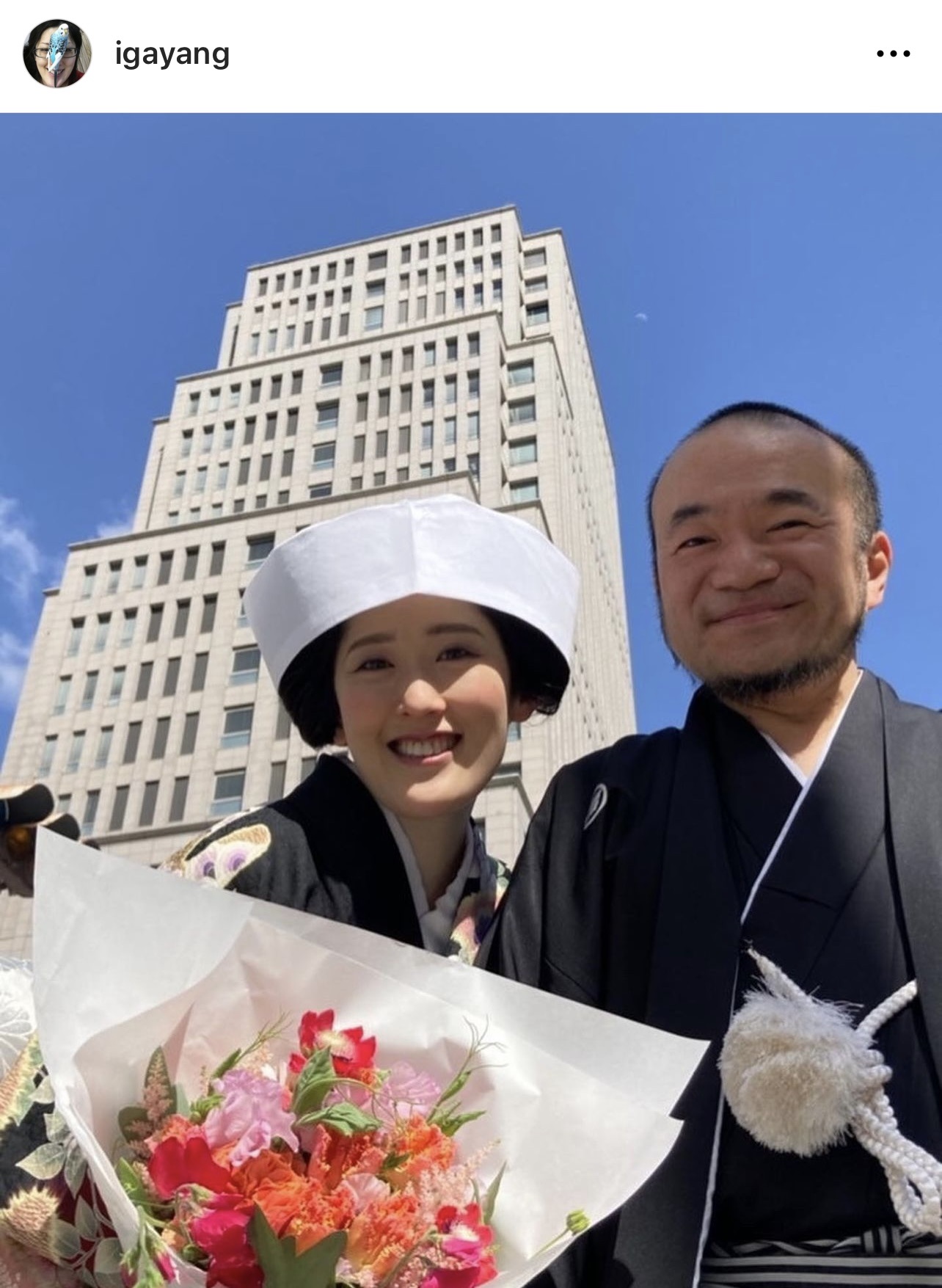 青空をバックのツーショットを投稿した、いがわゆり蚊（左）（いがわゆり蚊のインスタグラムから）