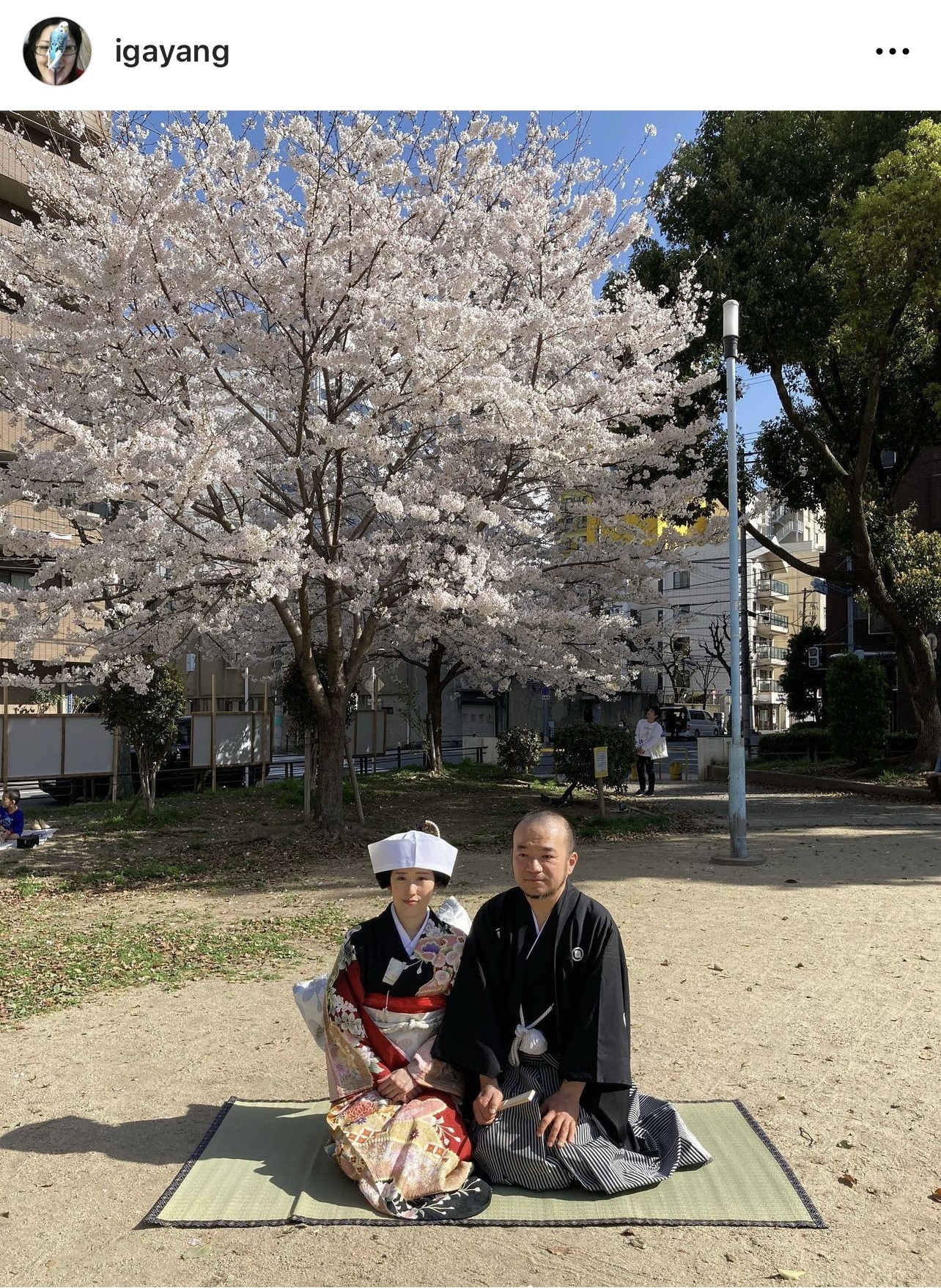 満開の桜の前でツーショットを投稿した、いがわゆり蚊（左）（いがわゆり蚊のインスタグラムから）