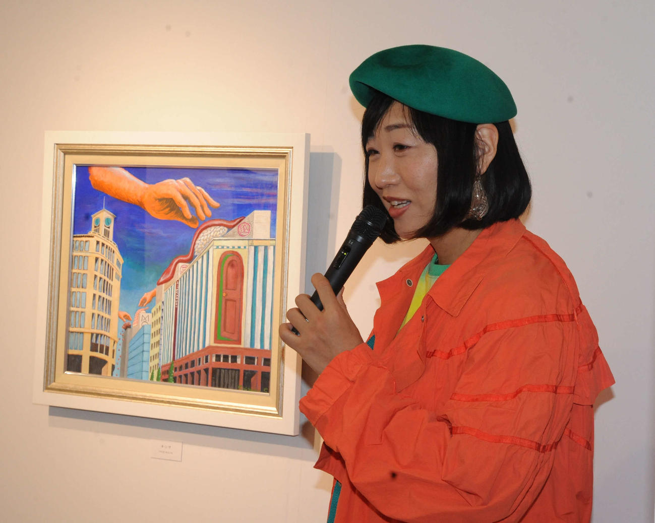 初の単独個展「しずちゃんの、創造と破壊展」のプレスプレビューで絵の説明を行う南海キャンディーズのしずちゃんこと山崎静代（撮影・松尾幸之介）